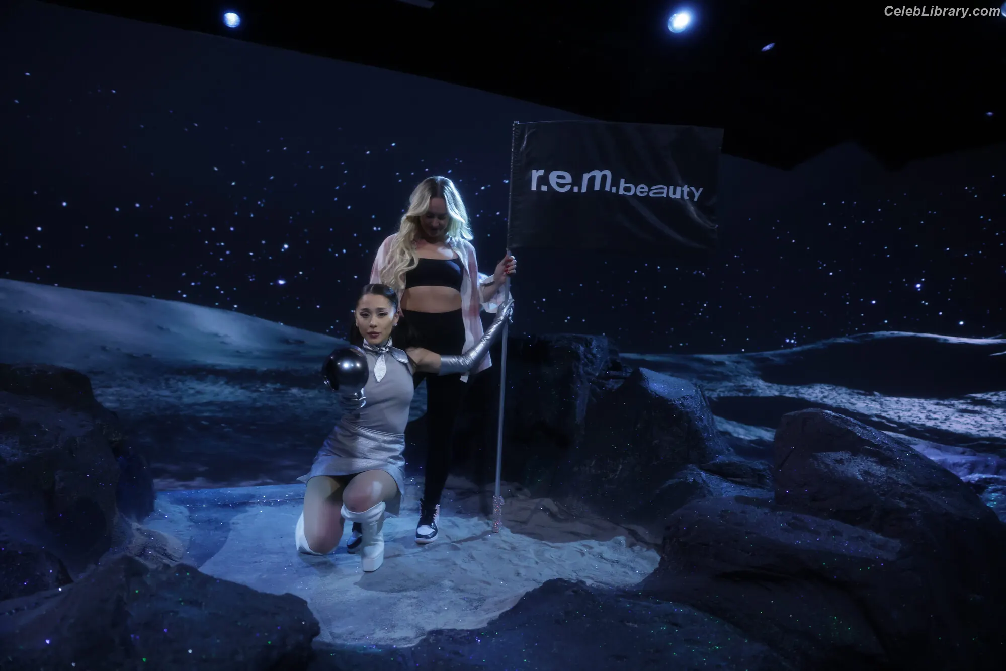 Ariana Grande photo 14 of 3117