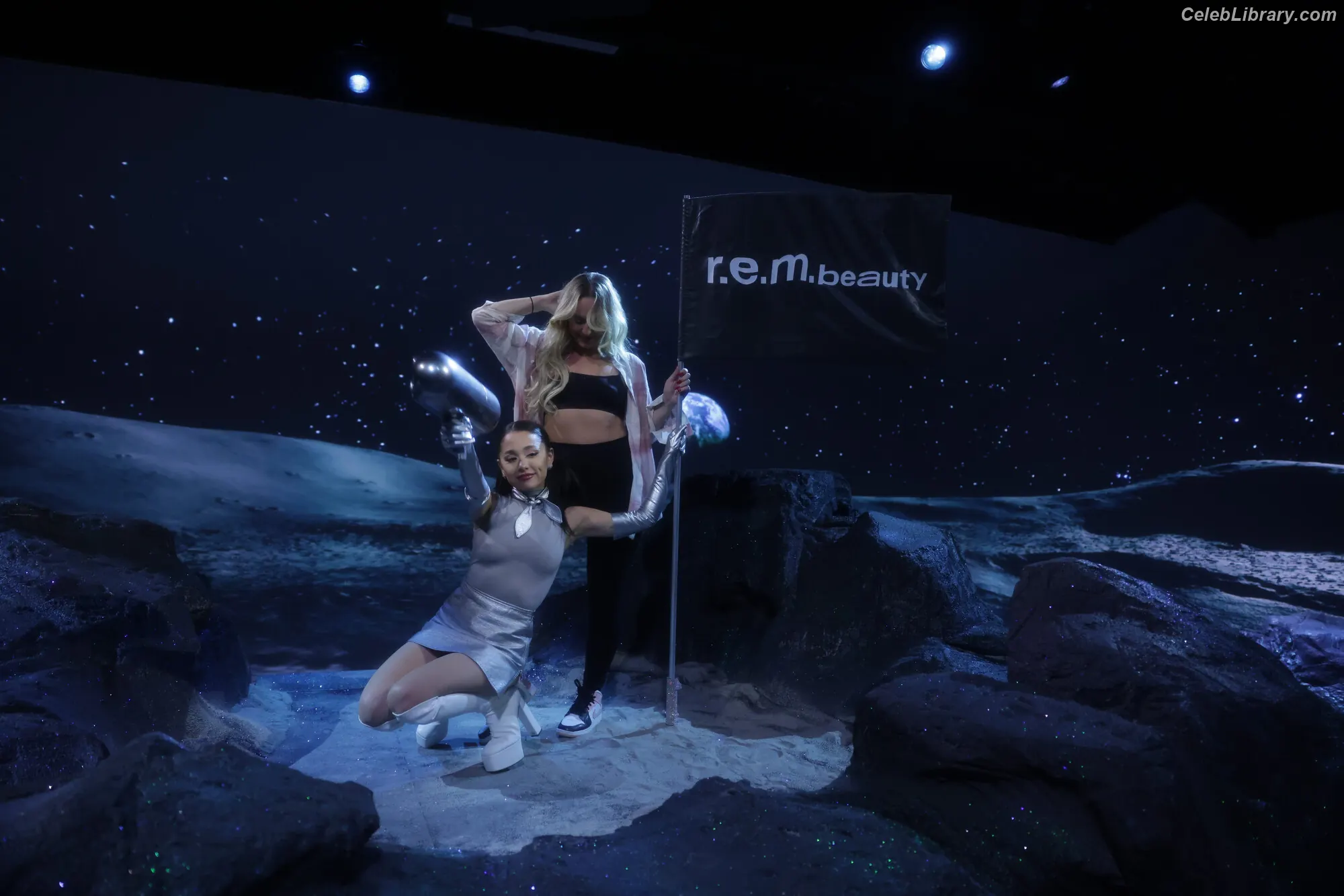 Ariana Grande photo 18 of 3117