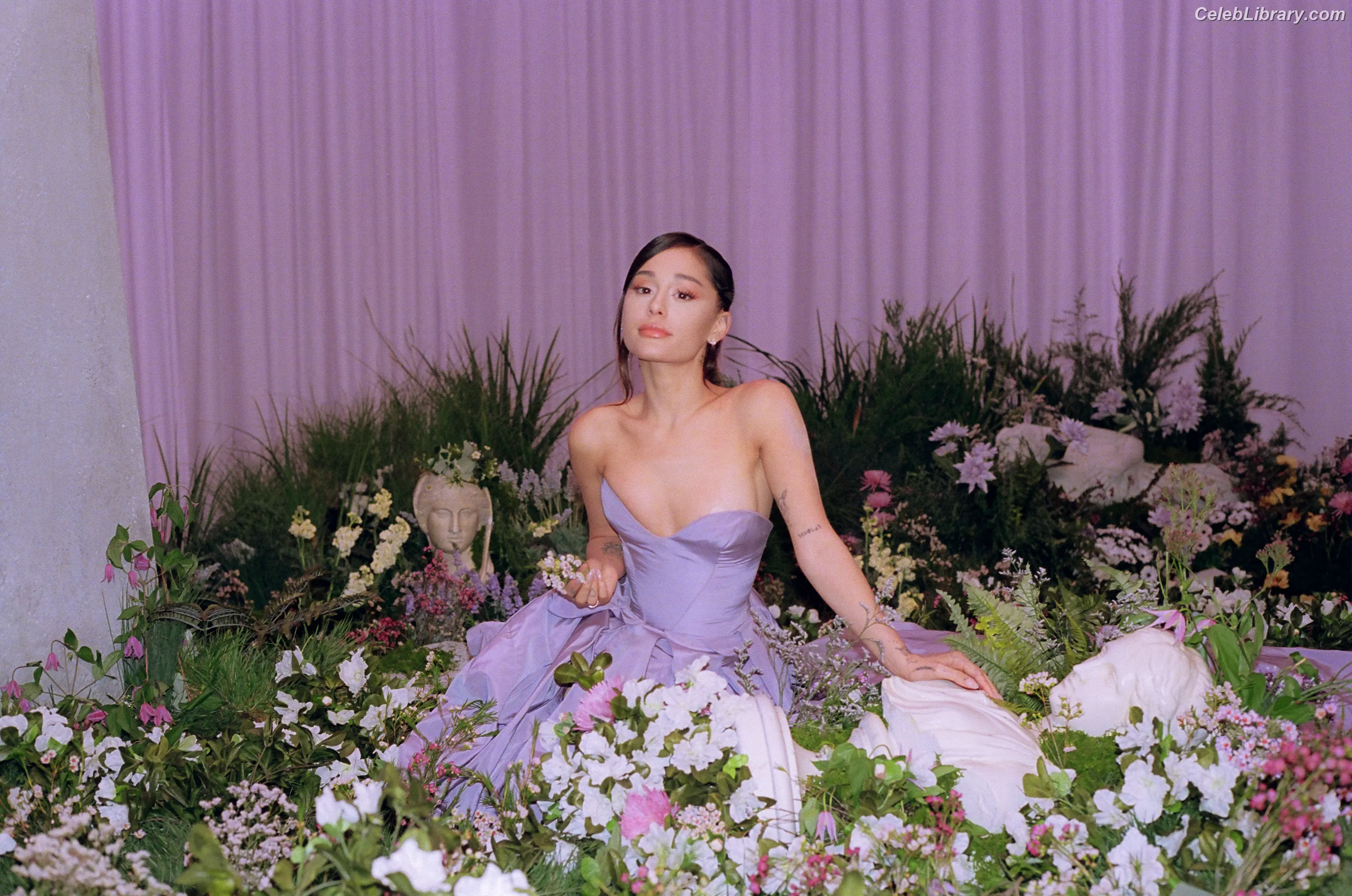 Ariana Grande photo 22 of 3117