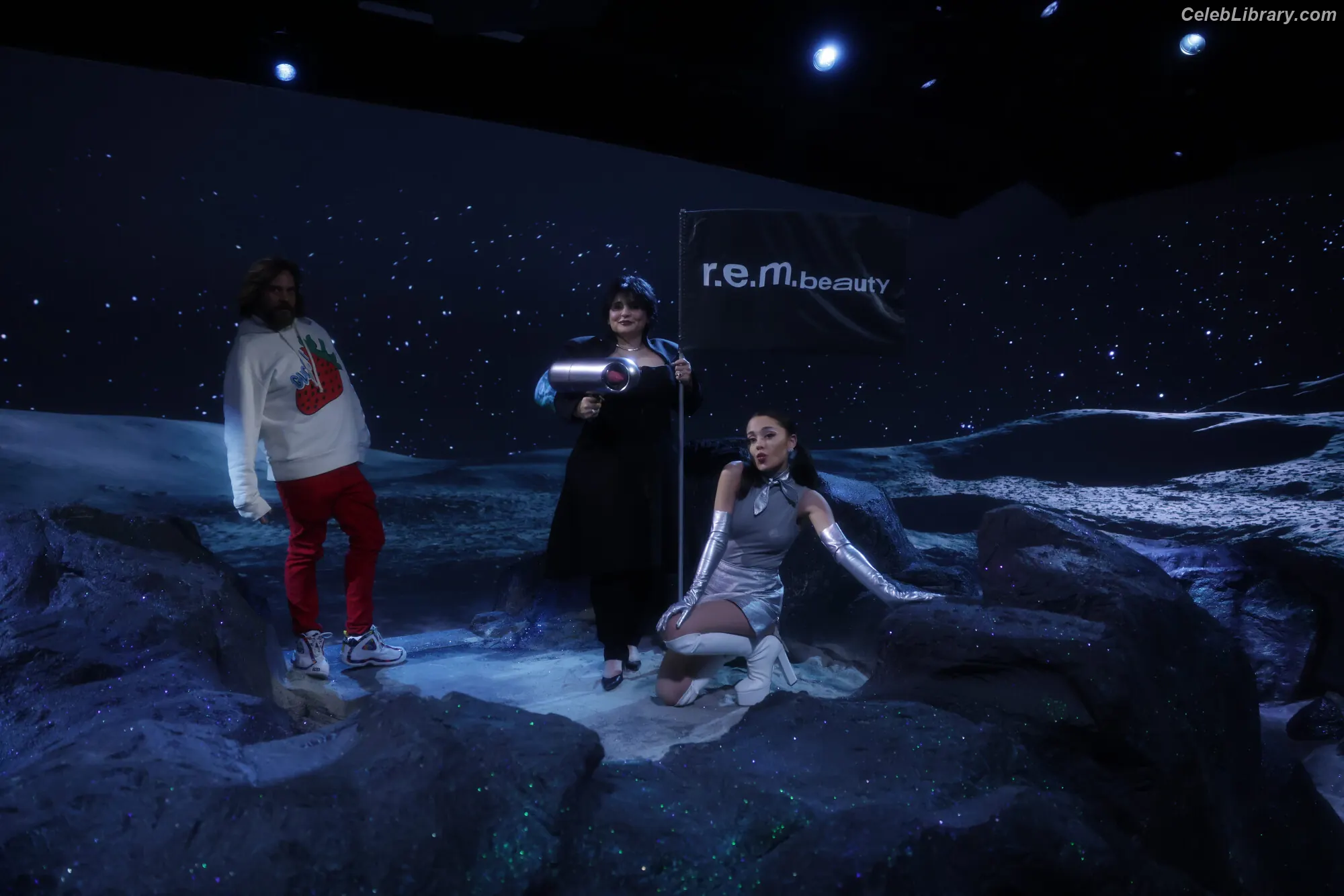 Ariana Grande photo 24 of 3117