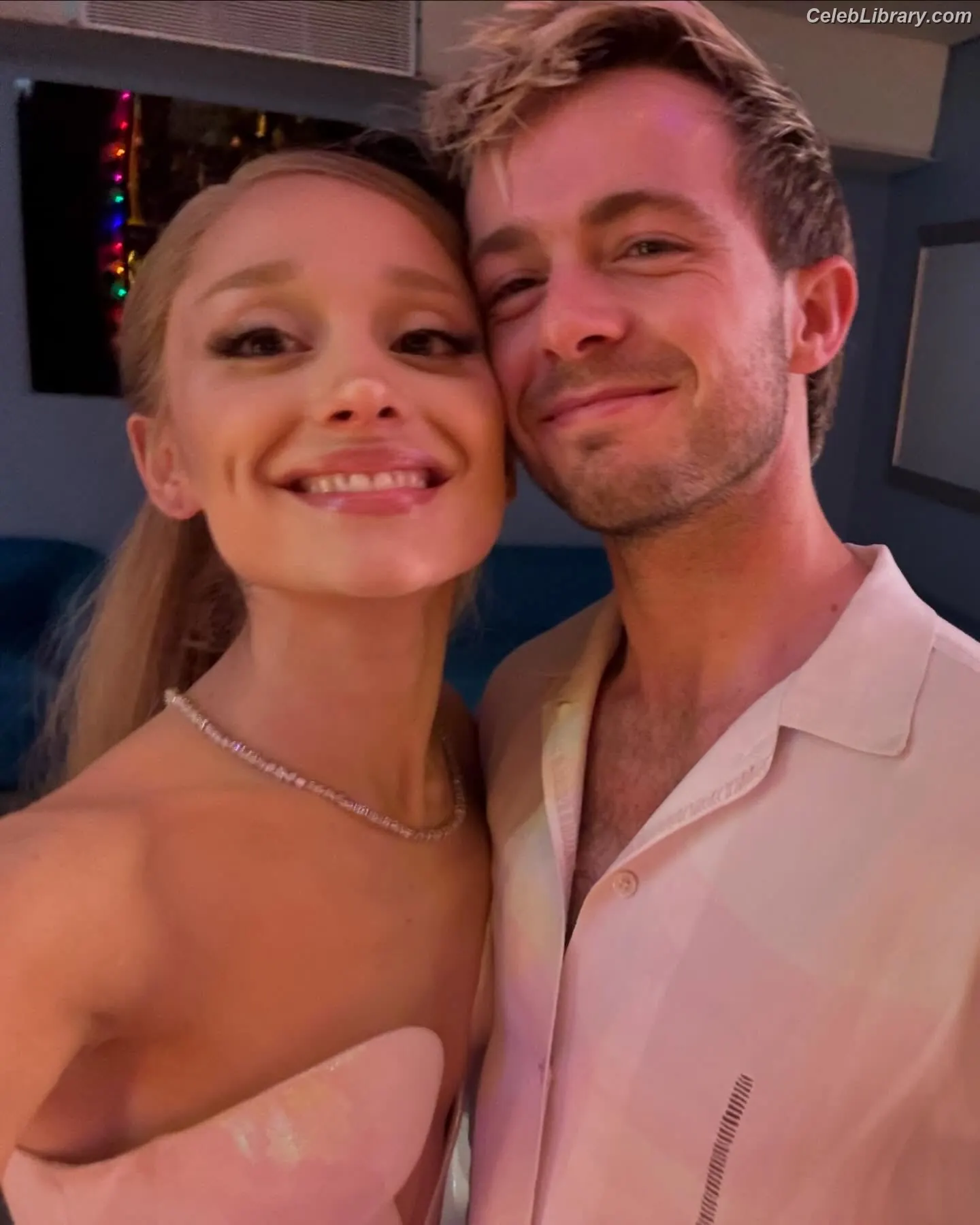 Ariana Grande photo 12 of 3117