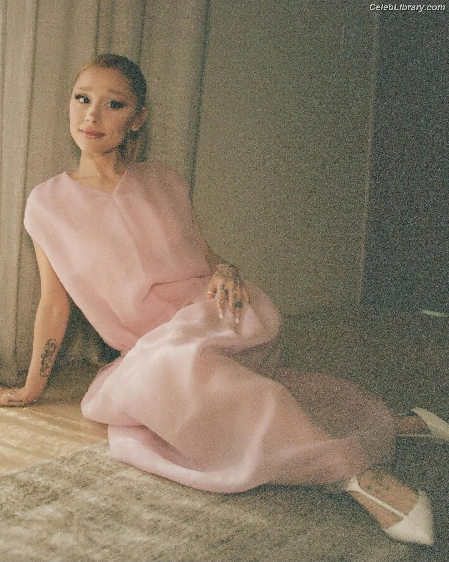 Ariana Grande photo 23 of 3117