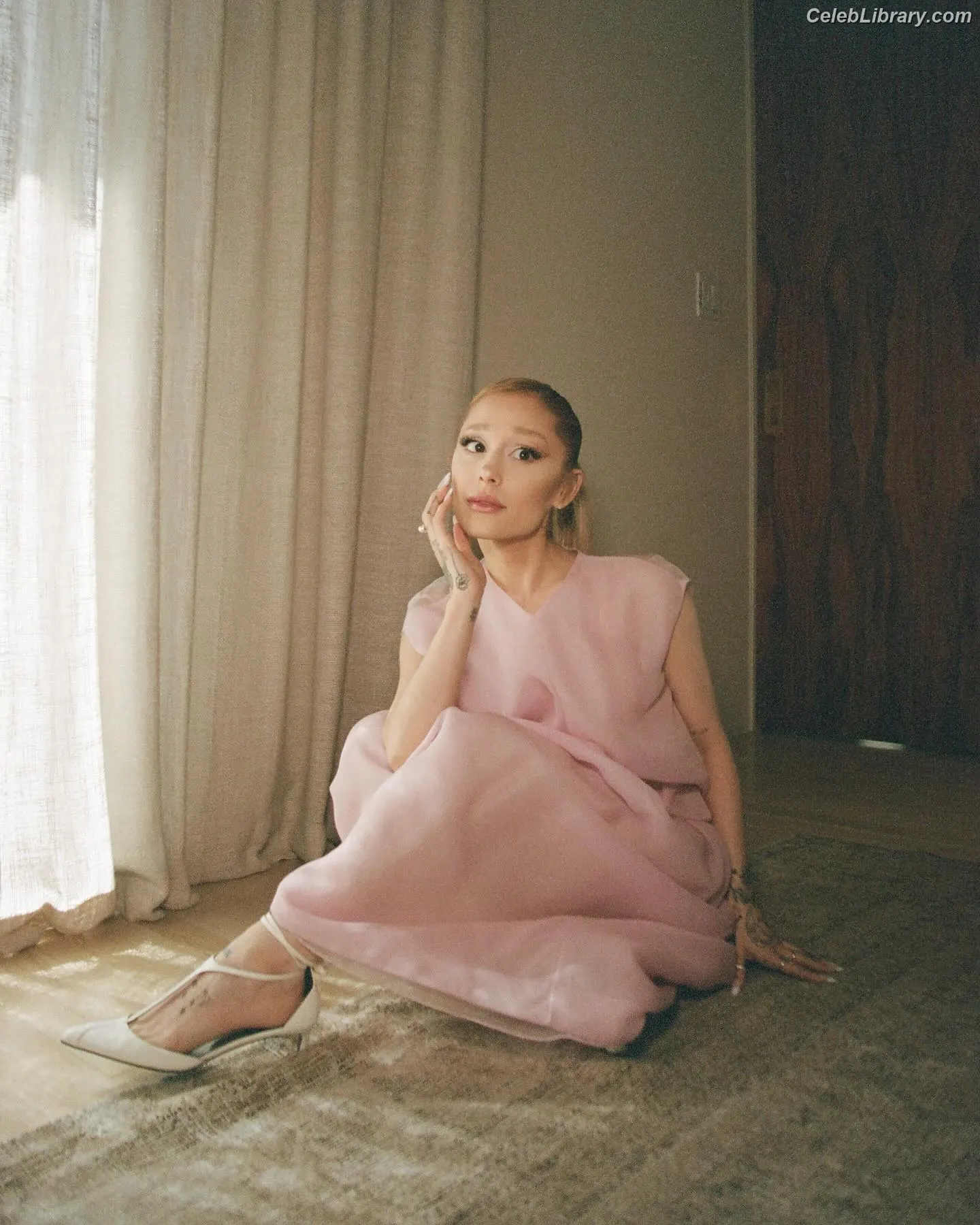 Ariana Grande photo 1 of 3117
