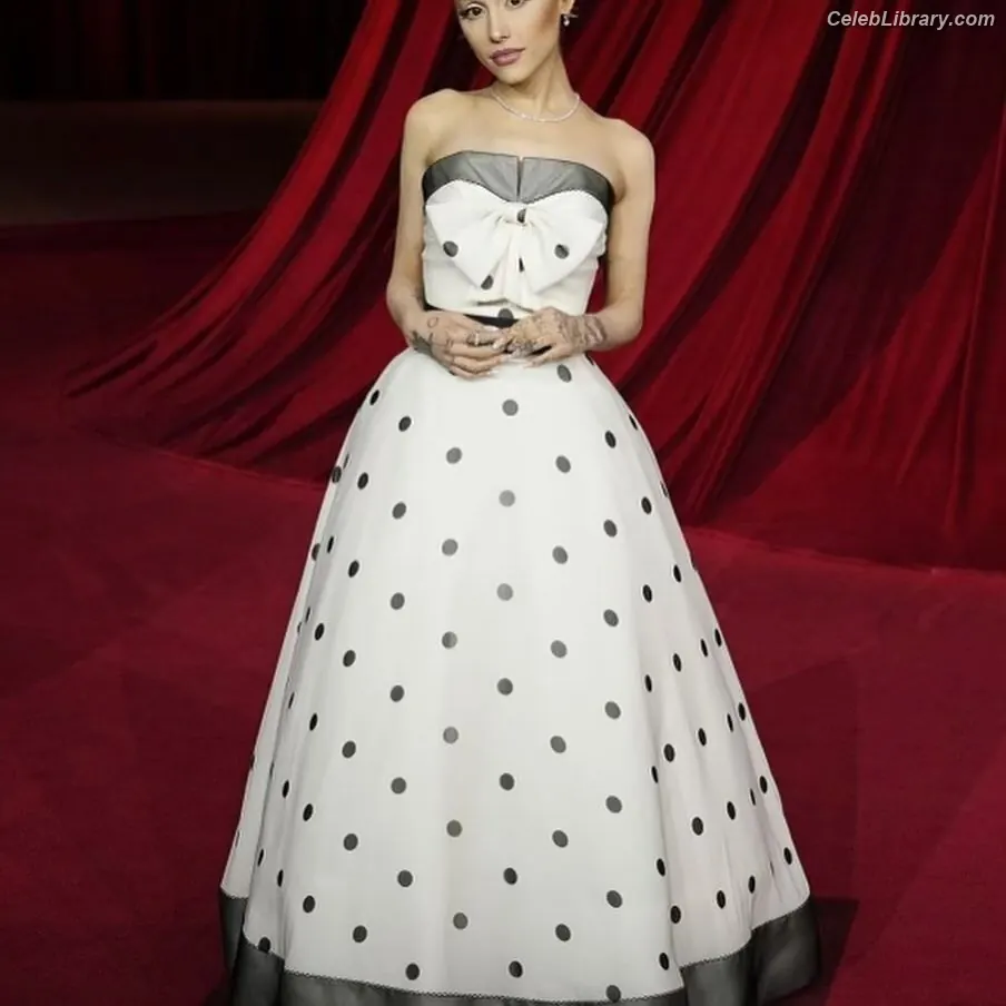 Ariana Grande photo 24 of 3117