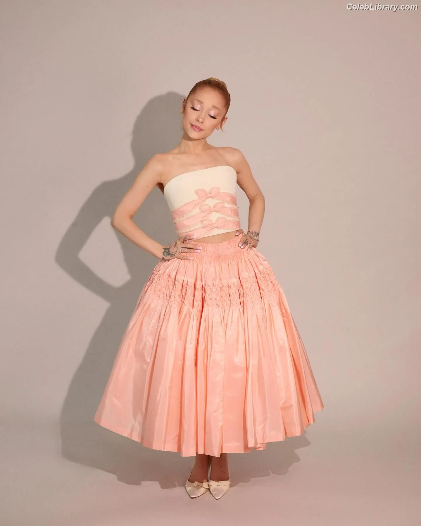 Ariana Grande photo 6 of 3117