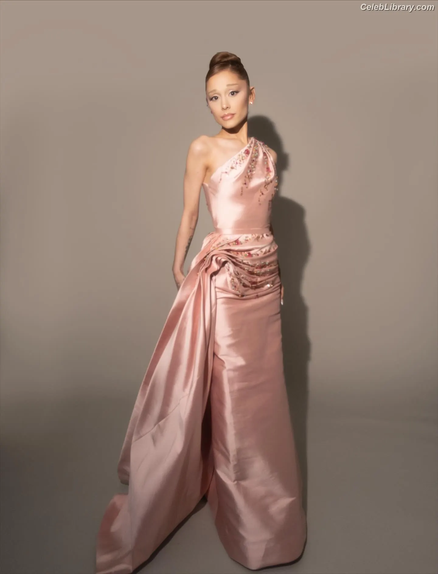 Ariana Grande photo 6 of 3117
