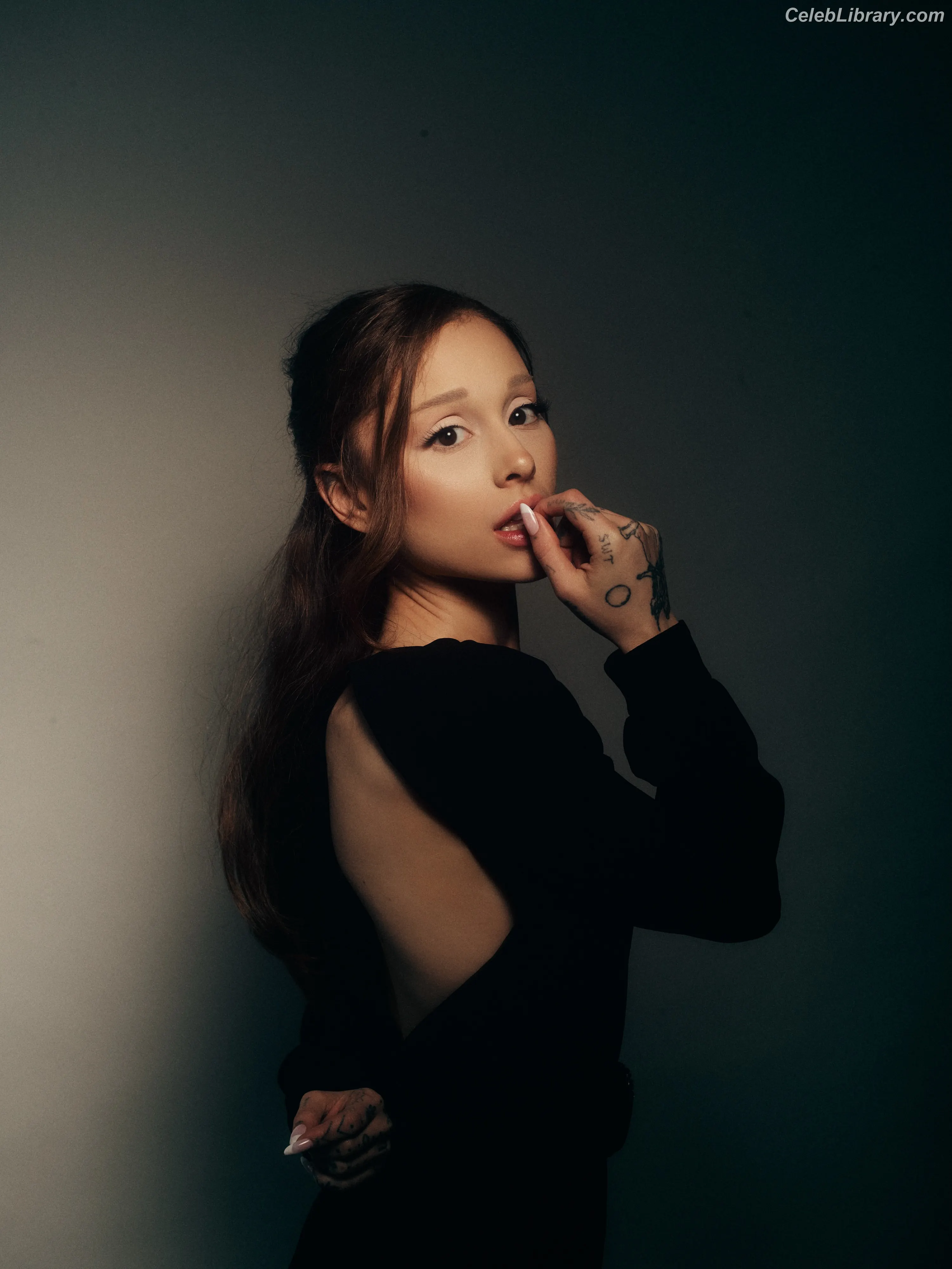 Ariana Grande photo 9 of 3117