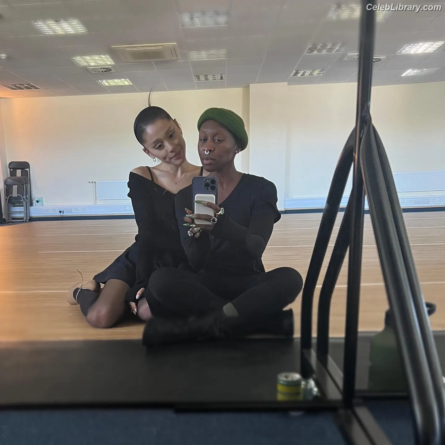 Ariana Grande photo 24 of 3117