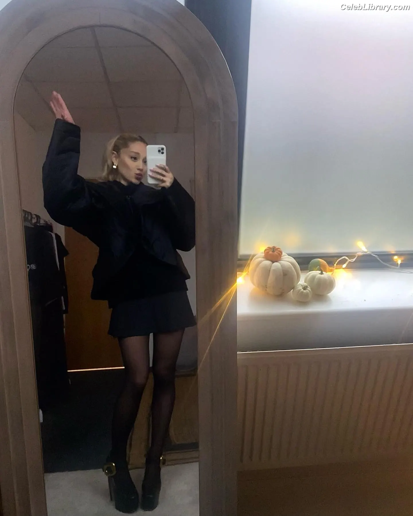 Ariana Grande photo 2 of 3117