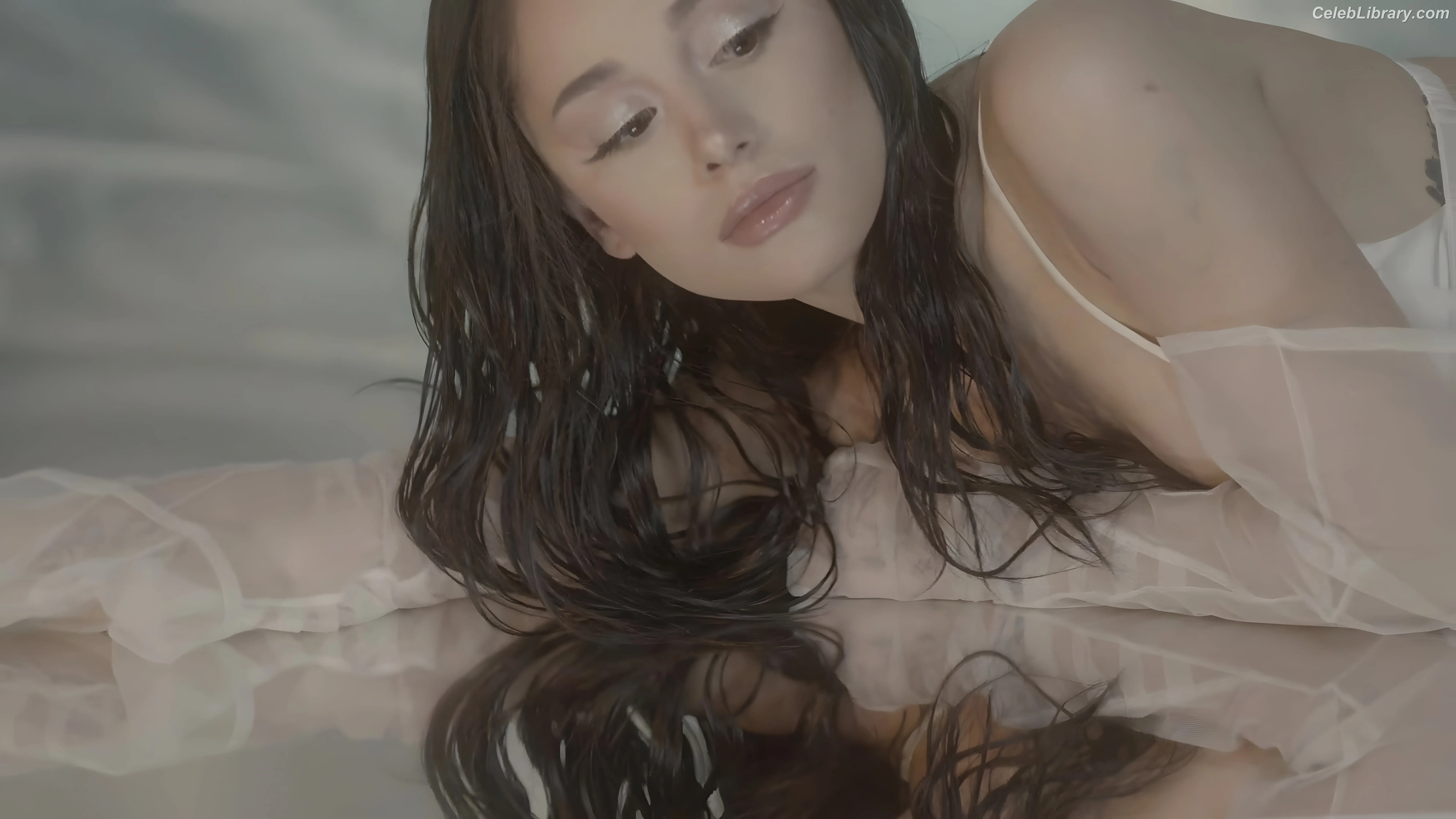 Ariana Grande photo 20 of 3117