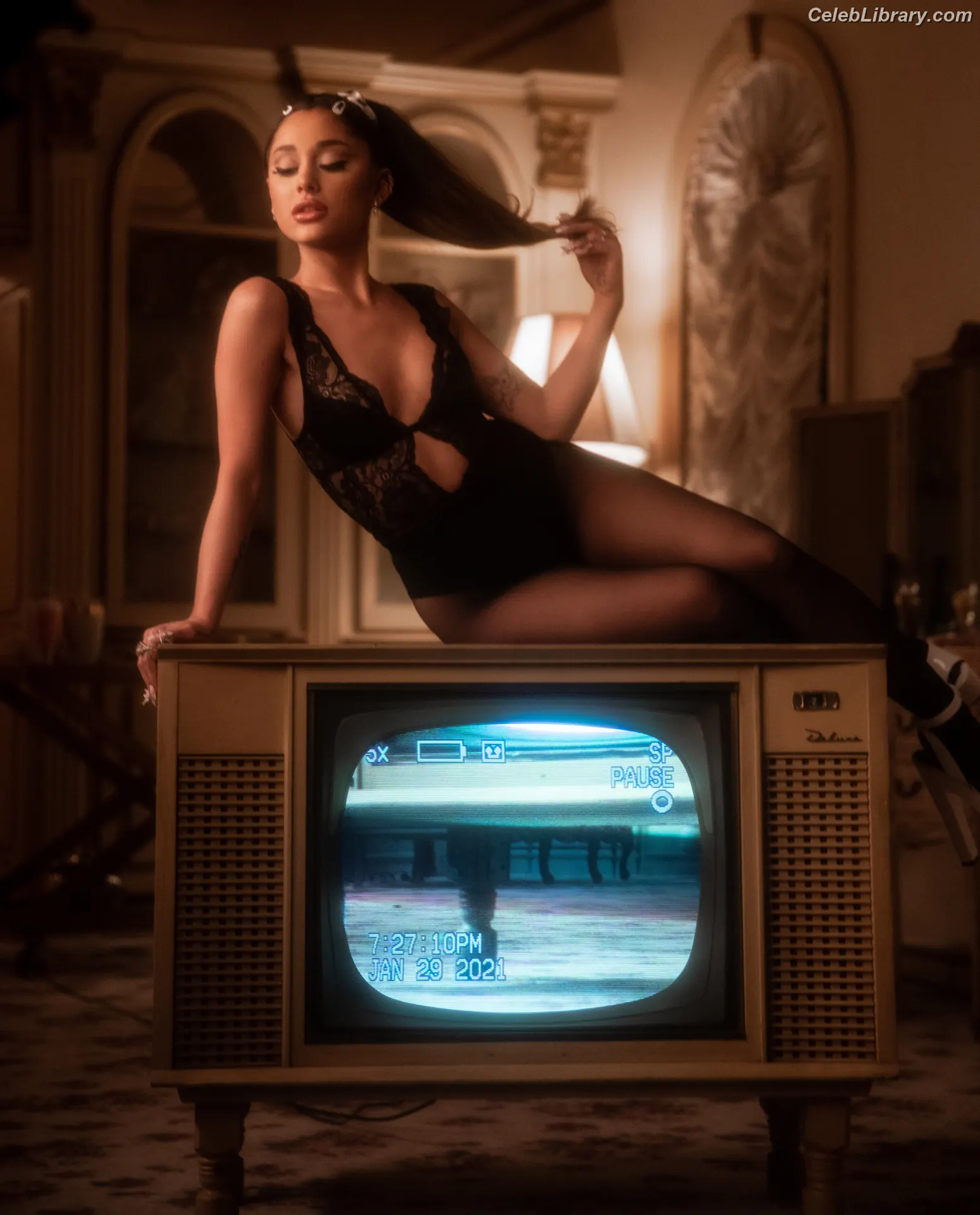Ariana Grande photo 6 of 3117
