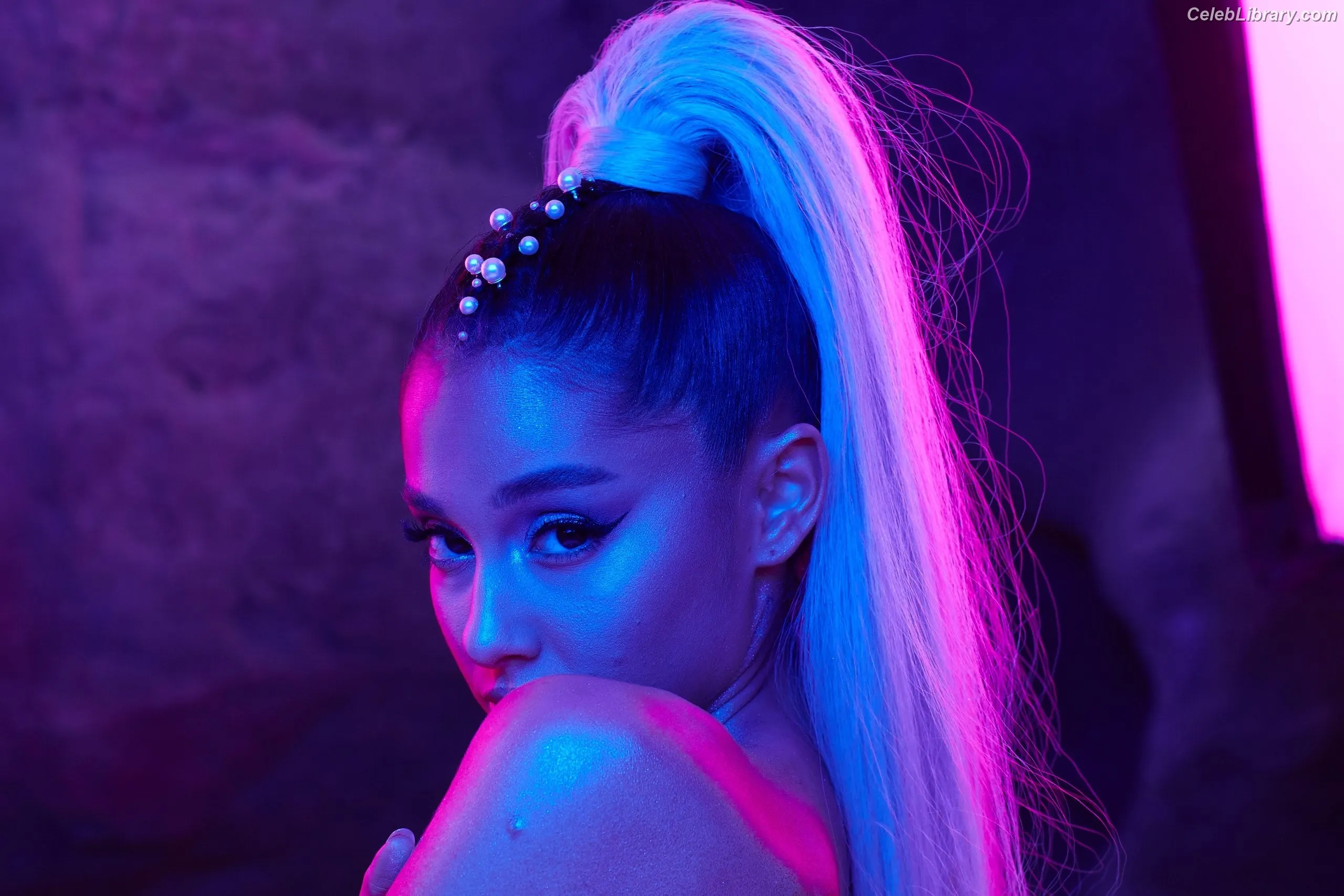 Ariana Grande photo 10 of 3117