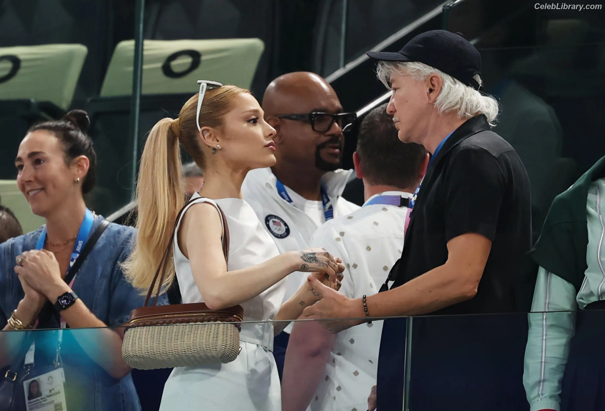 Ariana Grande photo 14 of 3117