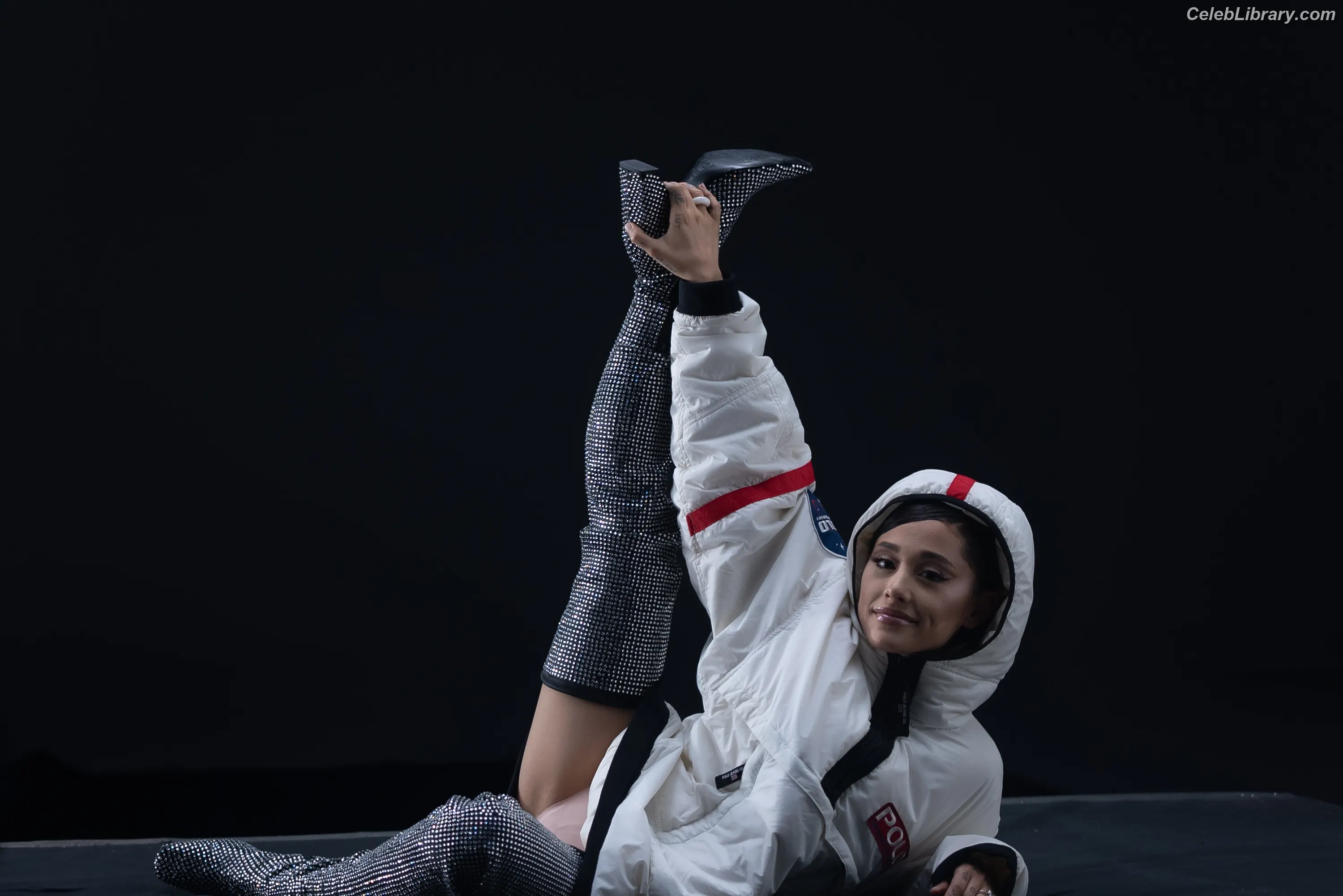 Ariana Grande photo 2 of 3117