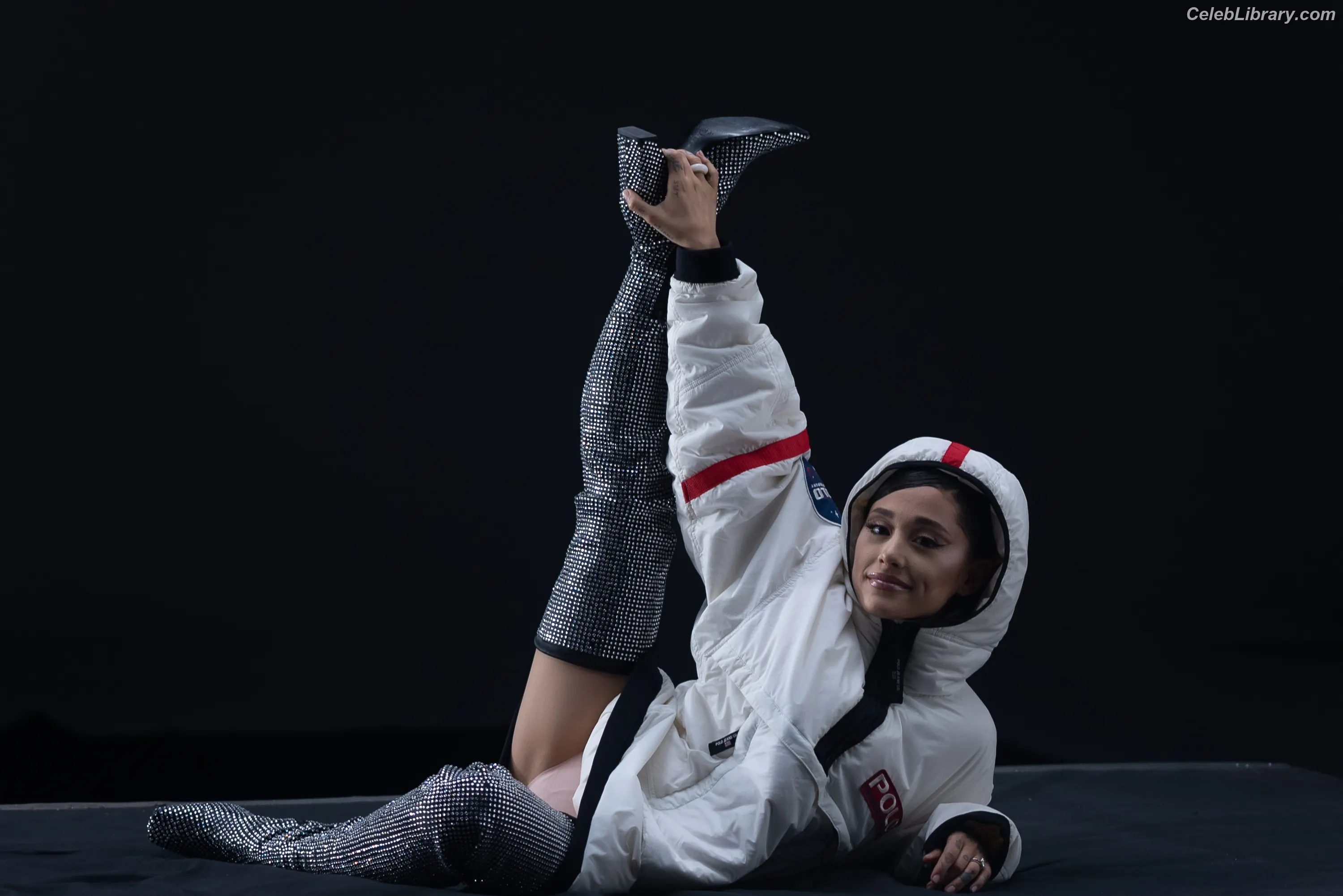 Ariana Grande photo 3 of 3117