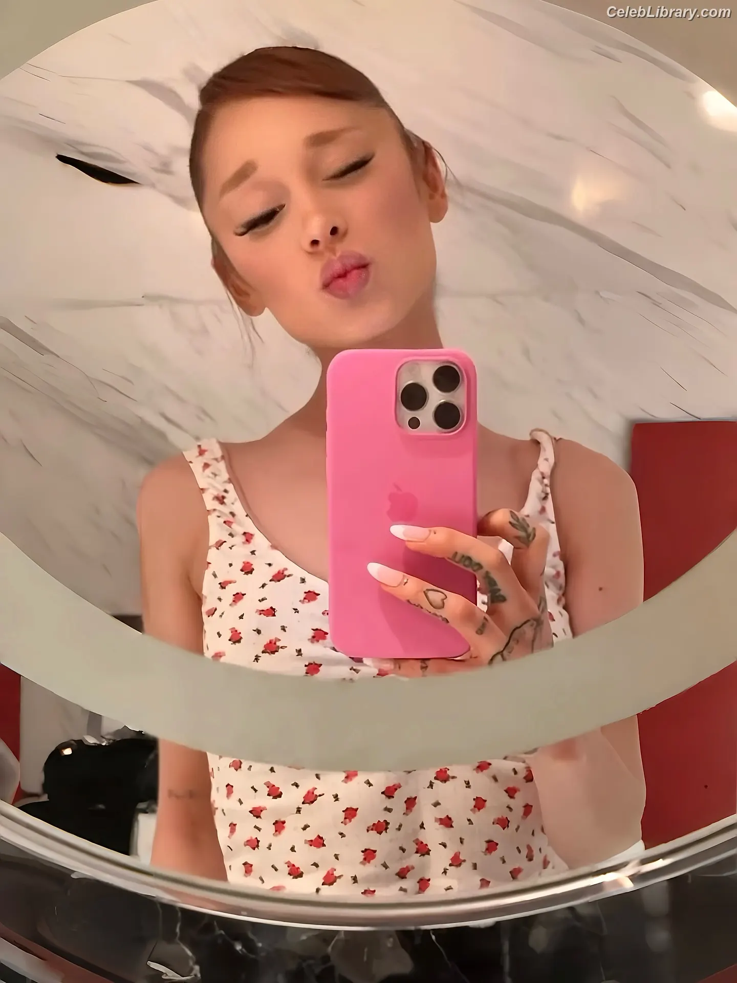 Ariana Grande photo 6 of 3117