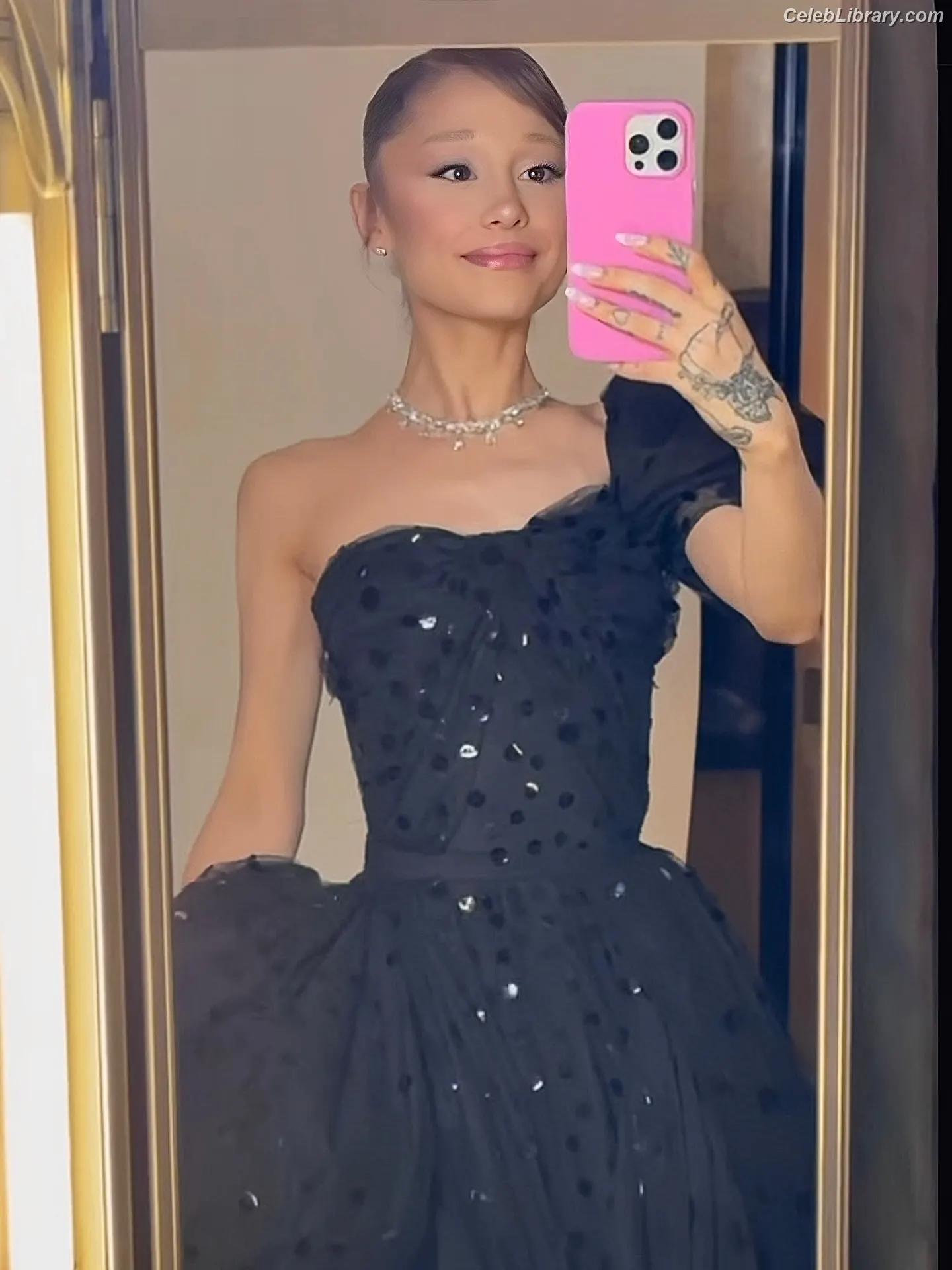 Ariana Grande photo 9 of 3117