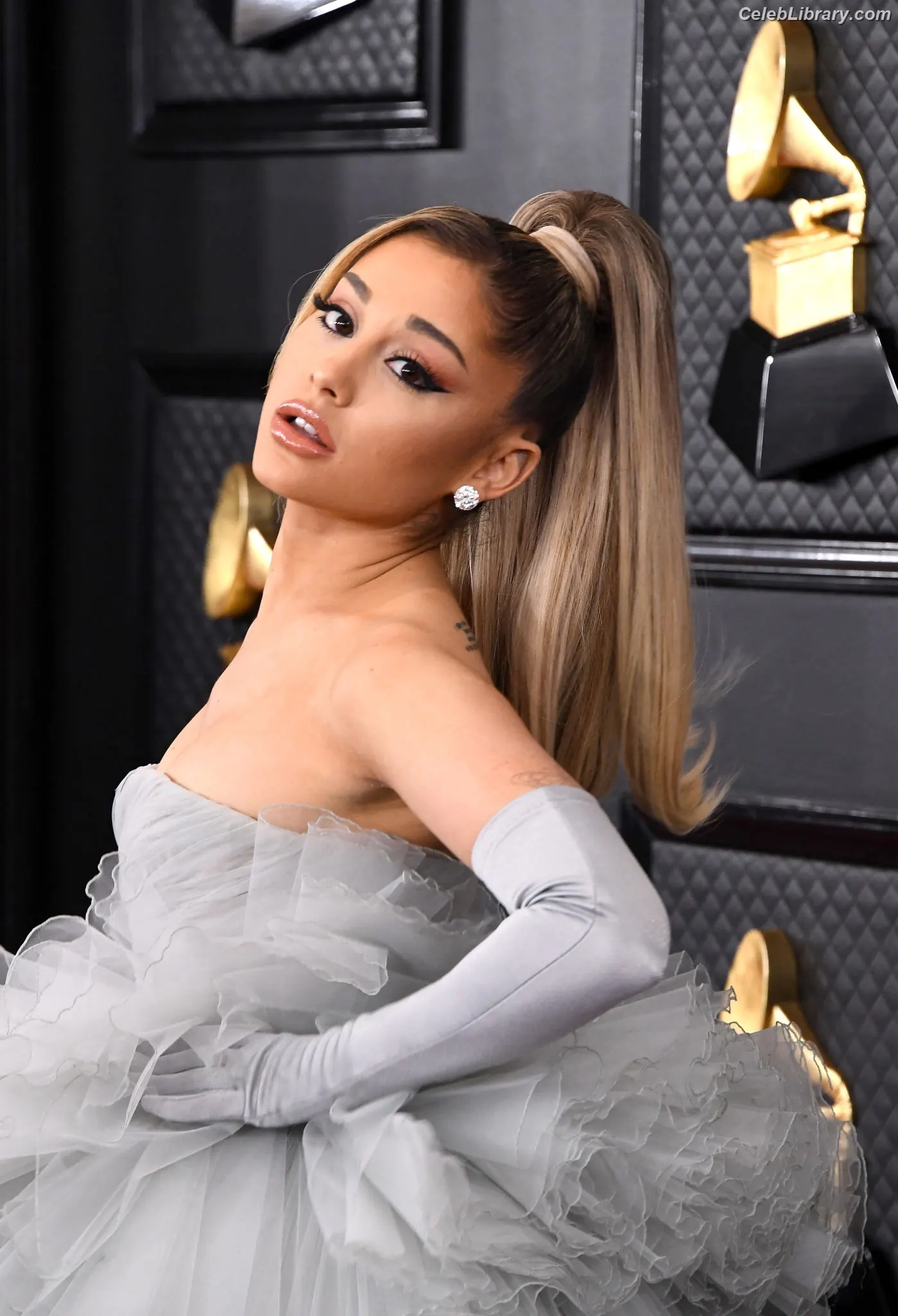 Ariana Grande photo 16 of 3117