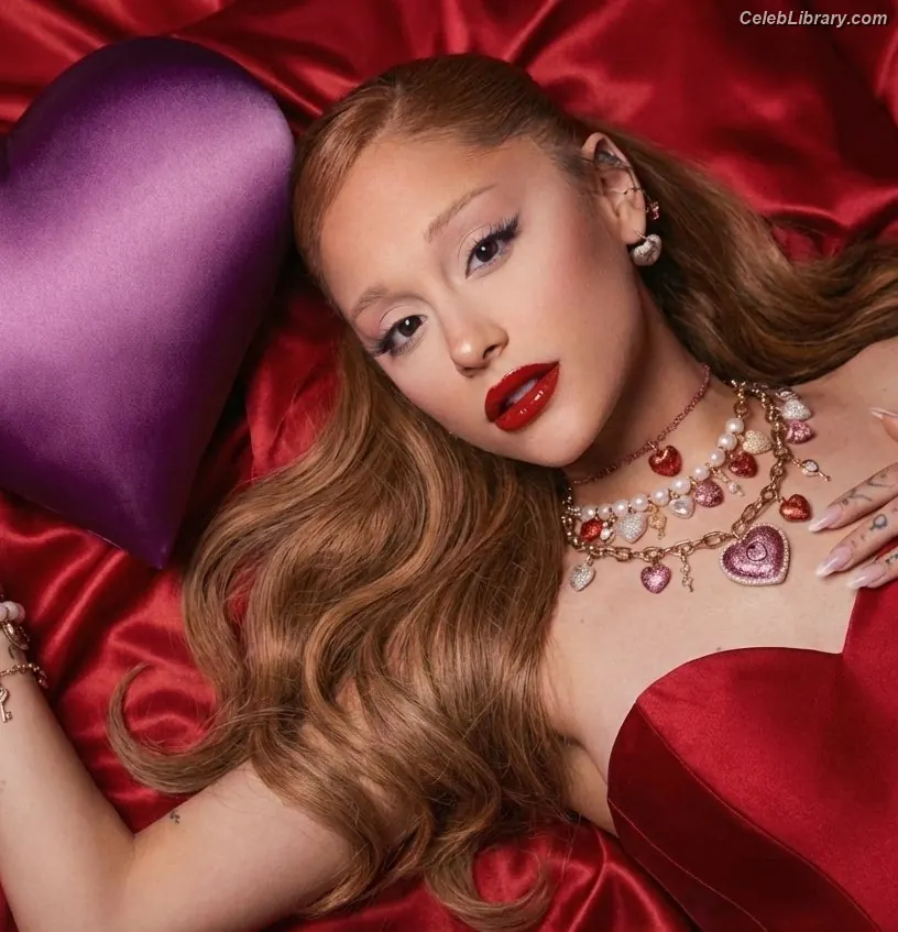 Ariana Grande photo 23 of 3117