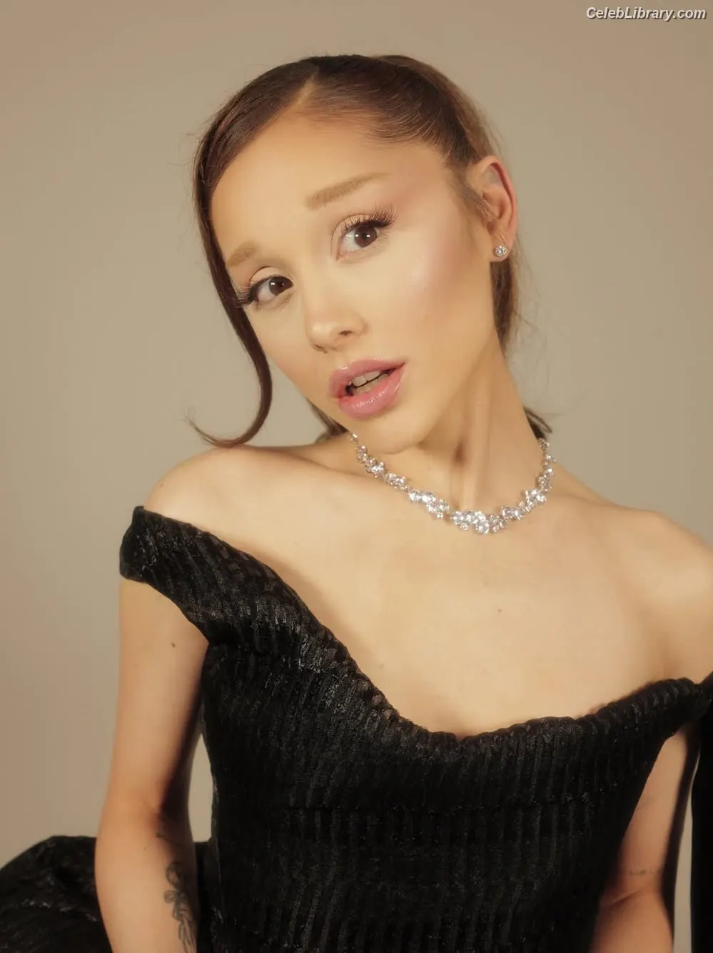 Ariana Grande photo 2 of 3117