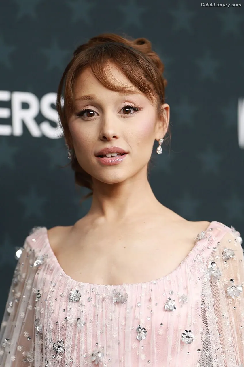Ariana Grande photo 17 of 3117