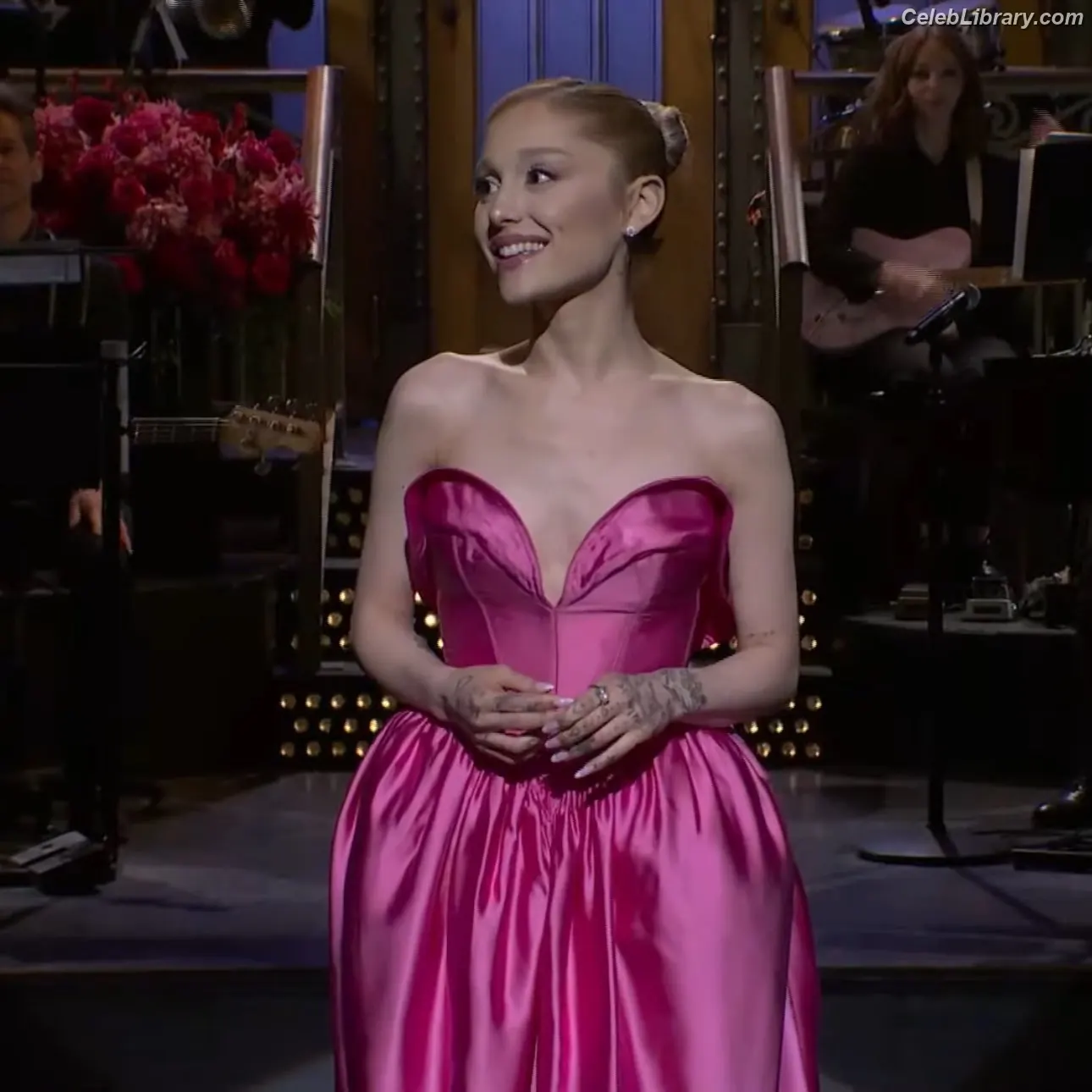 Ariana Grande photo 8 of 3117