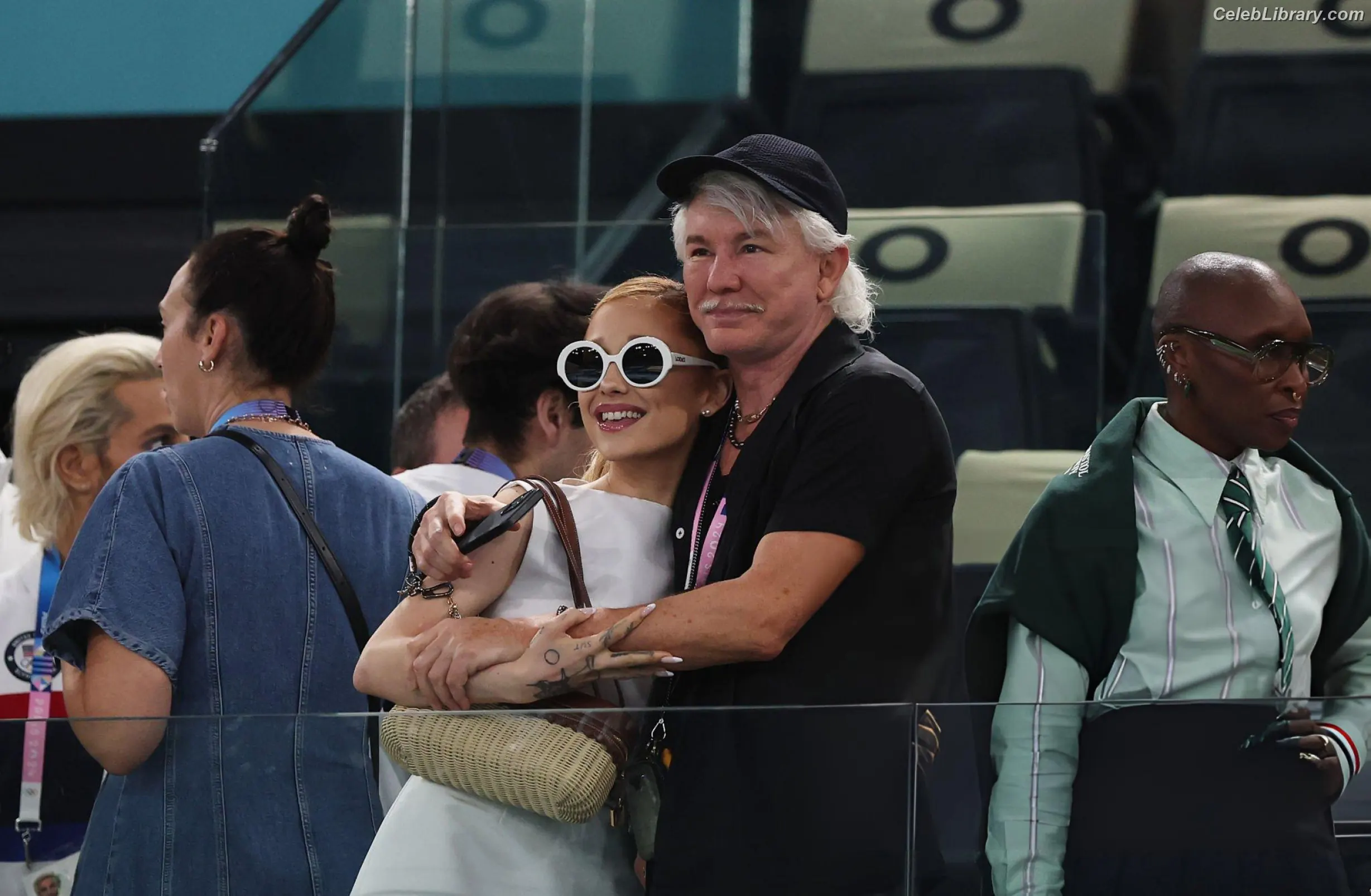 Ariana Grande photo 24 of 3117