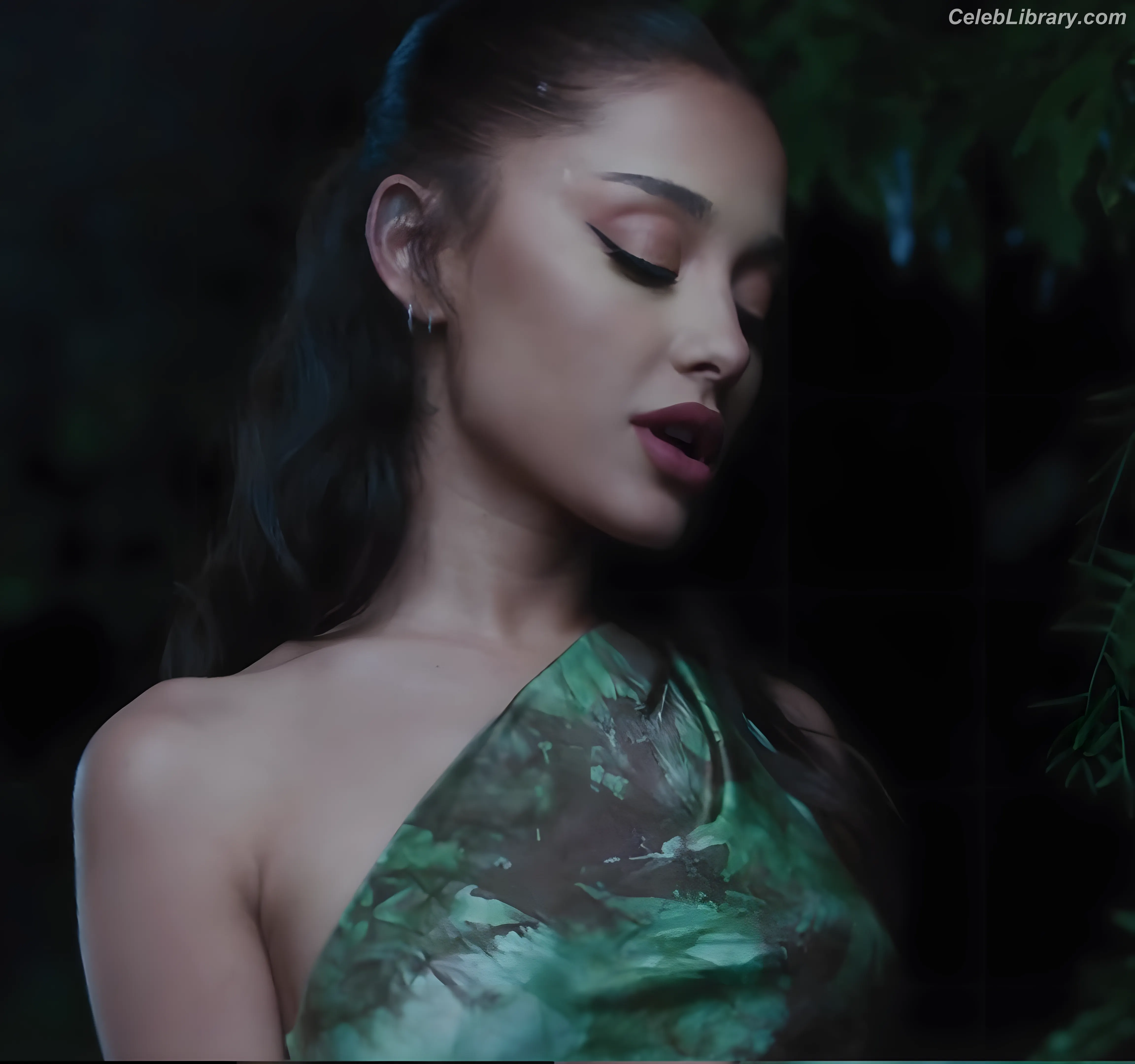 Ariana Grande photo 2 of 3117