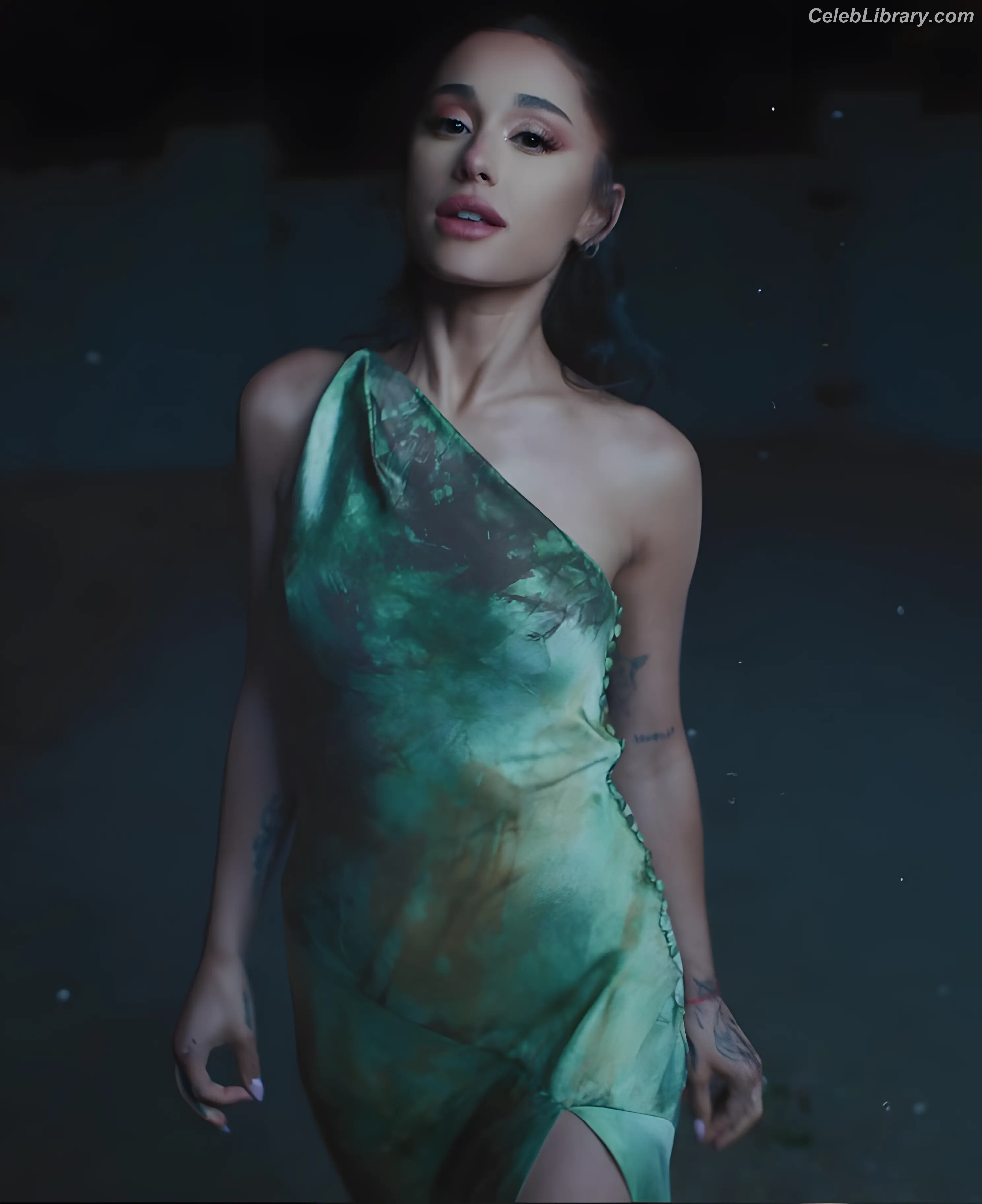 Ariana Grande photo 5 of 3117