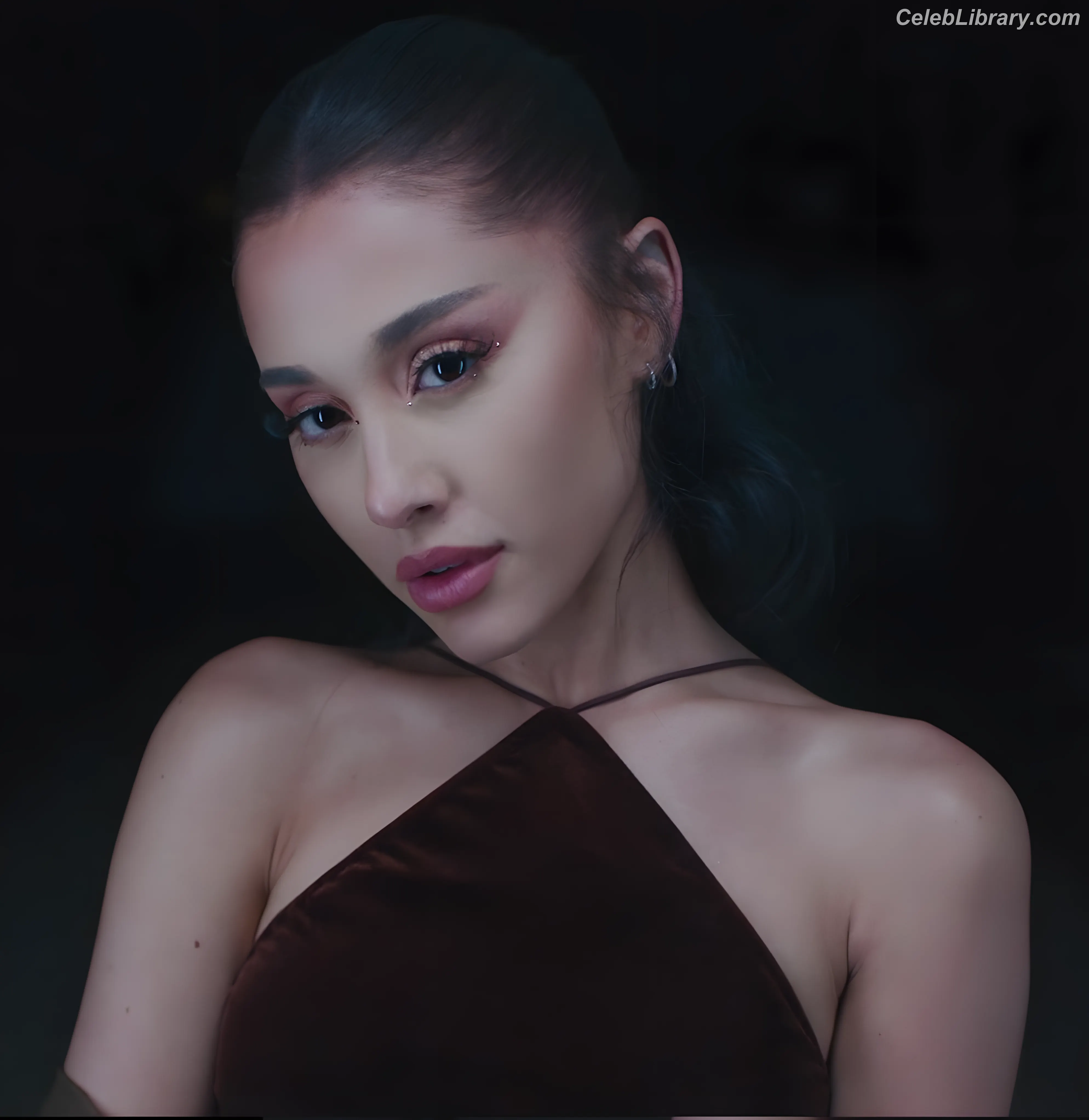 Ariana Grande photo 6 of 3117