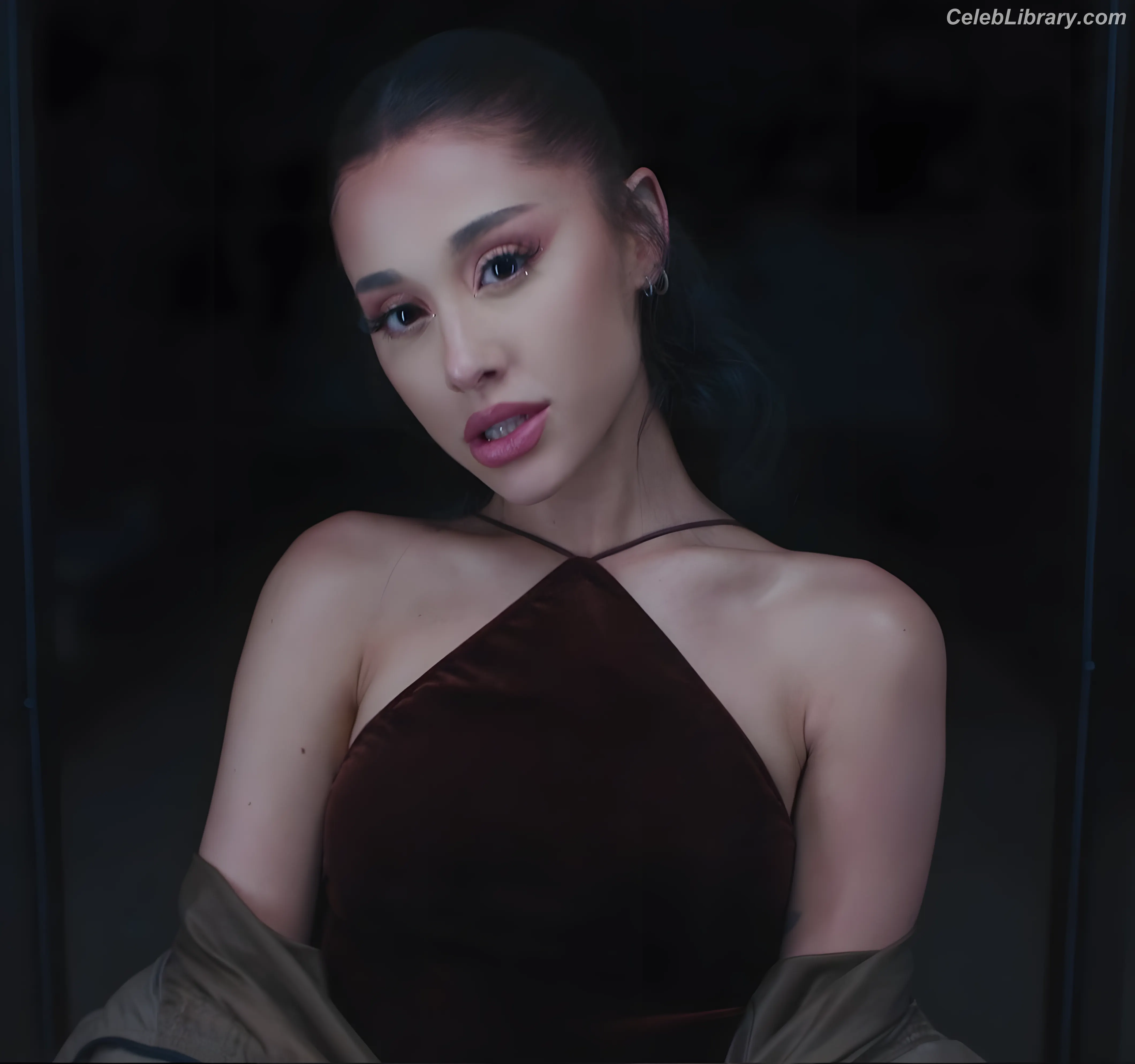 Ariana Grande photo 7 of 3117