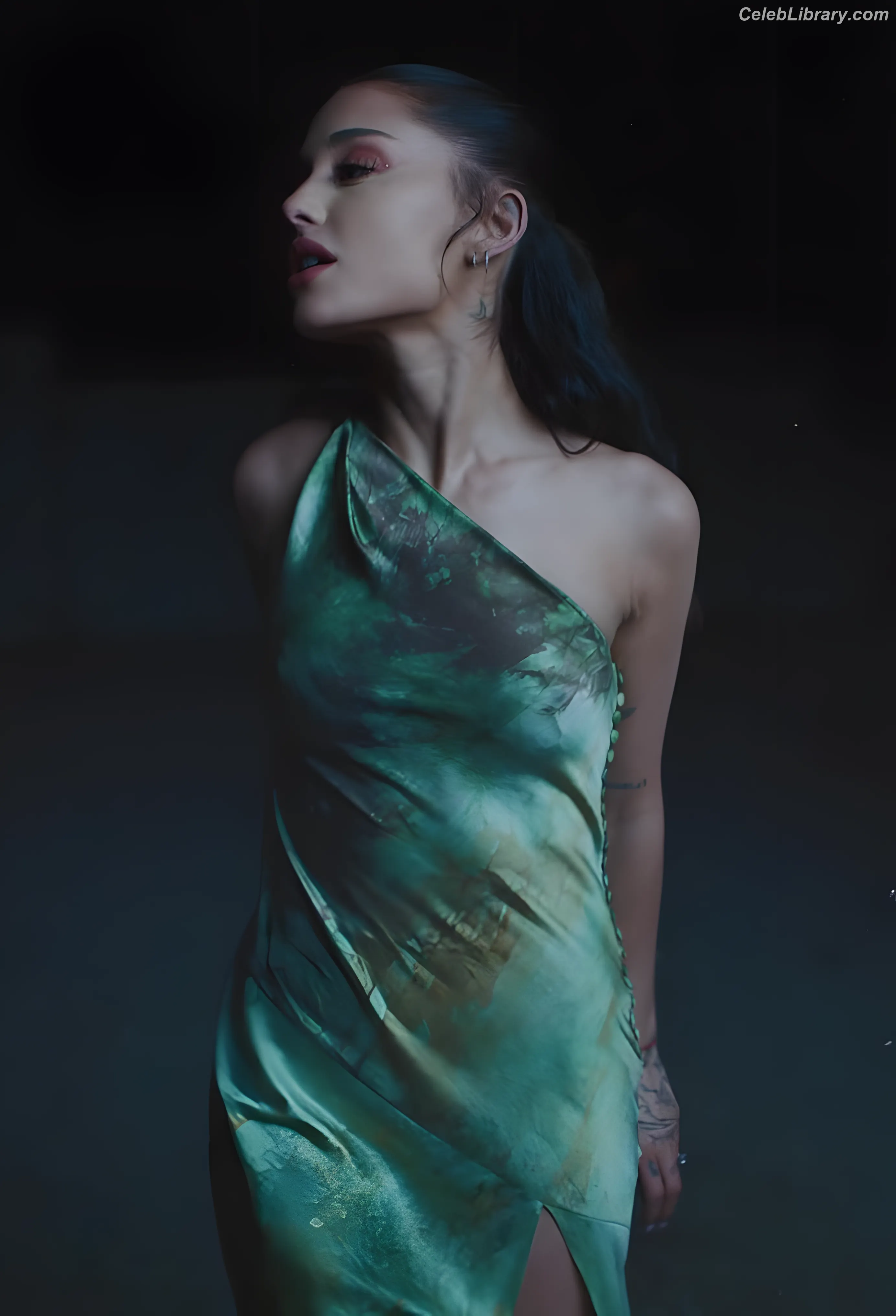 Ariana Grande photo 10 of 3117