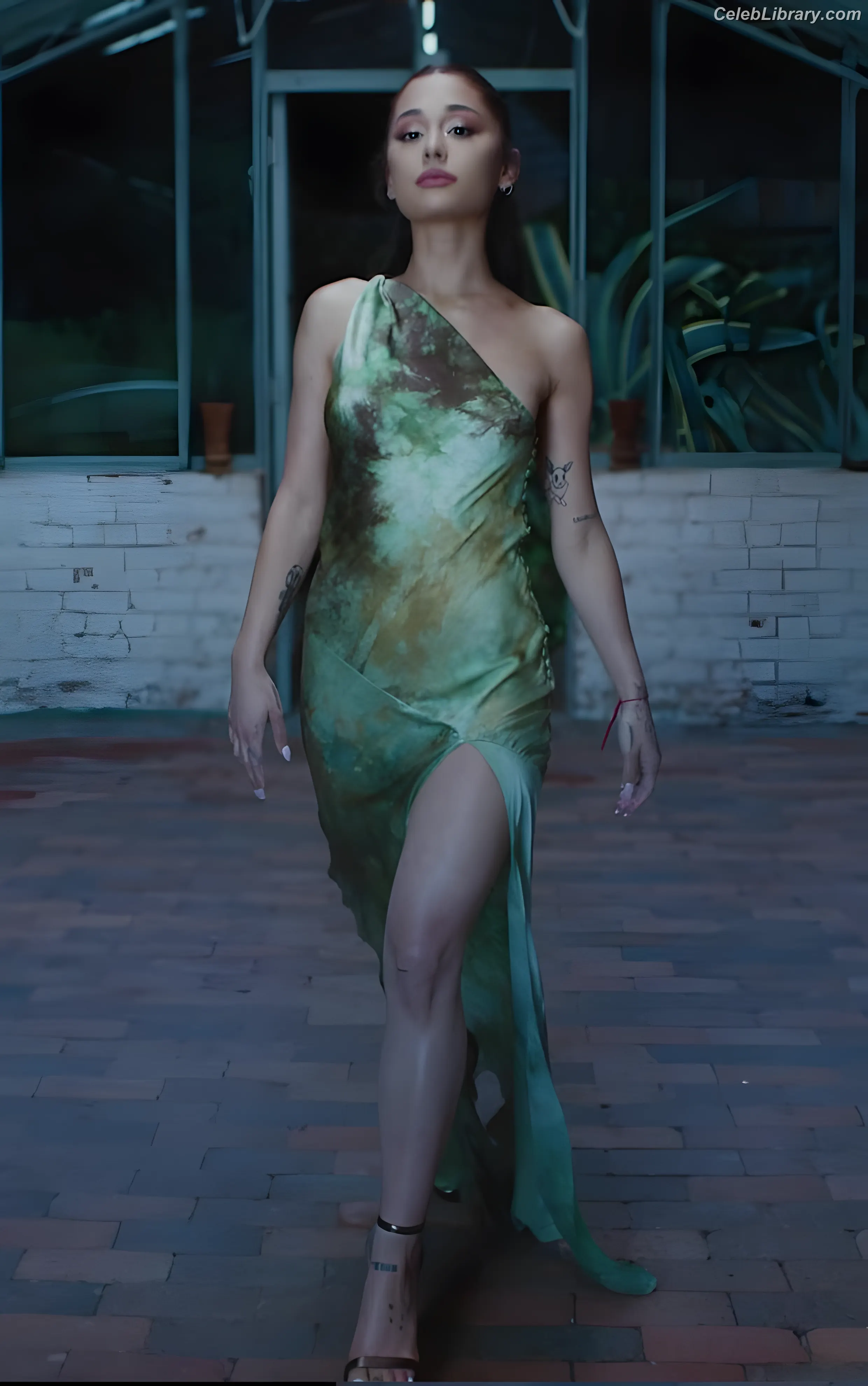 Ariana Grande photo 13 of 3117