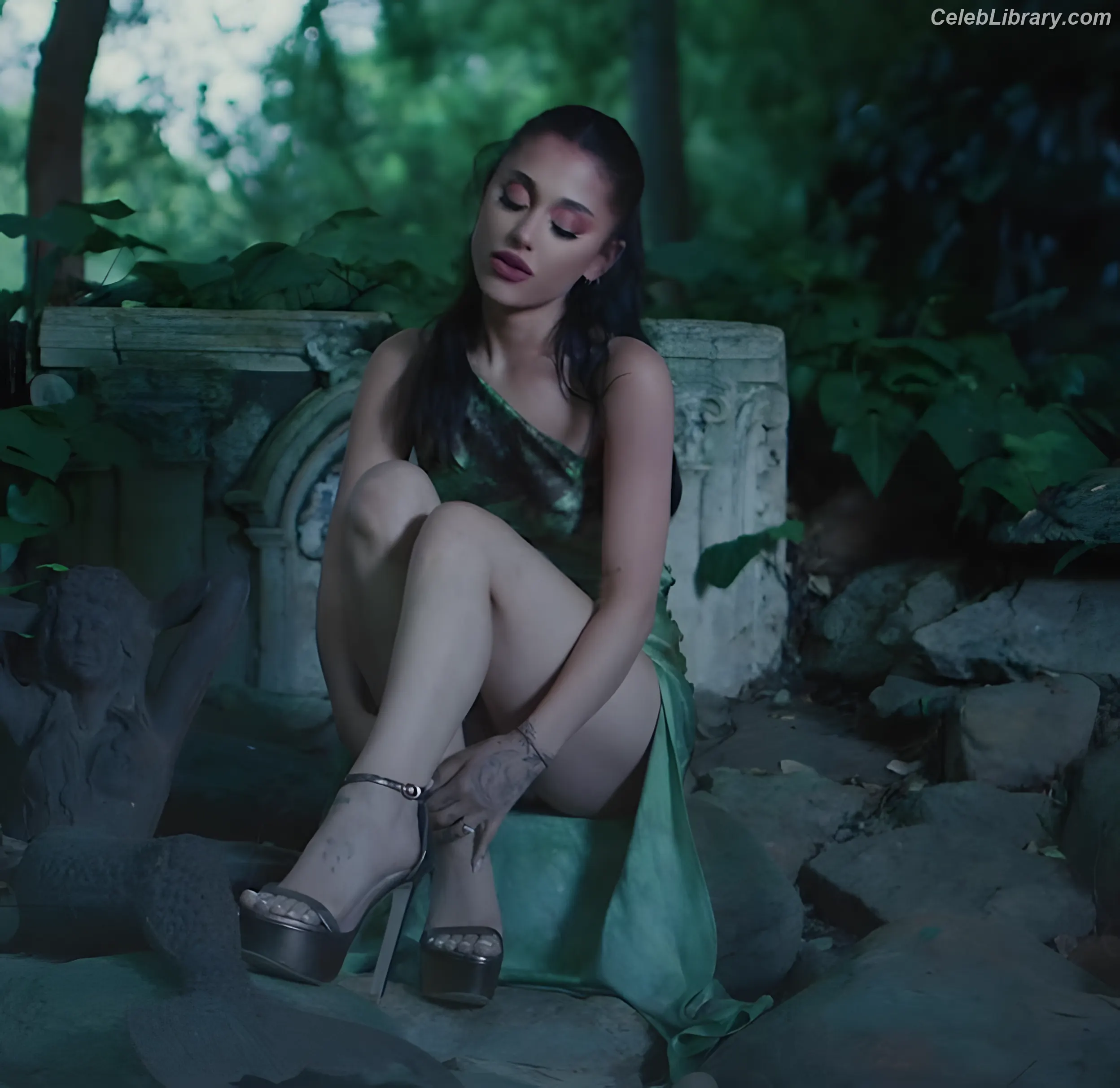 Ariana Grande photo 14 of 3117