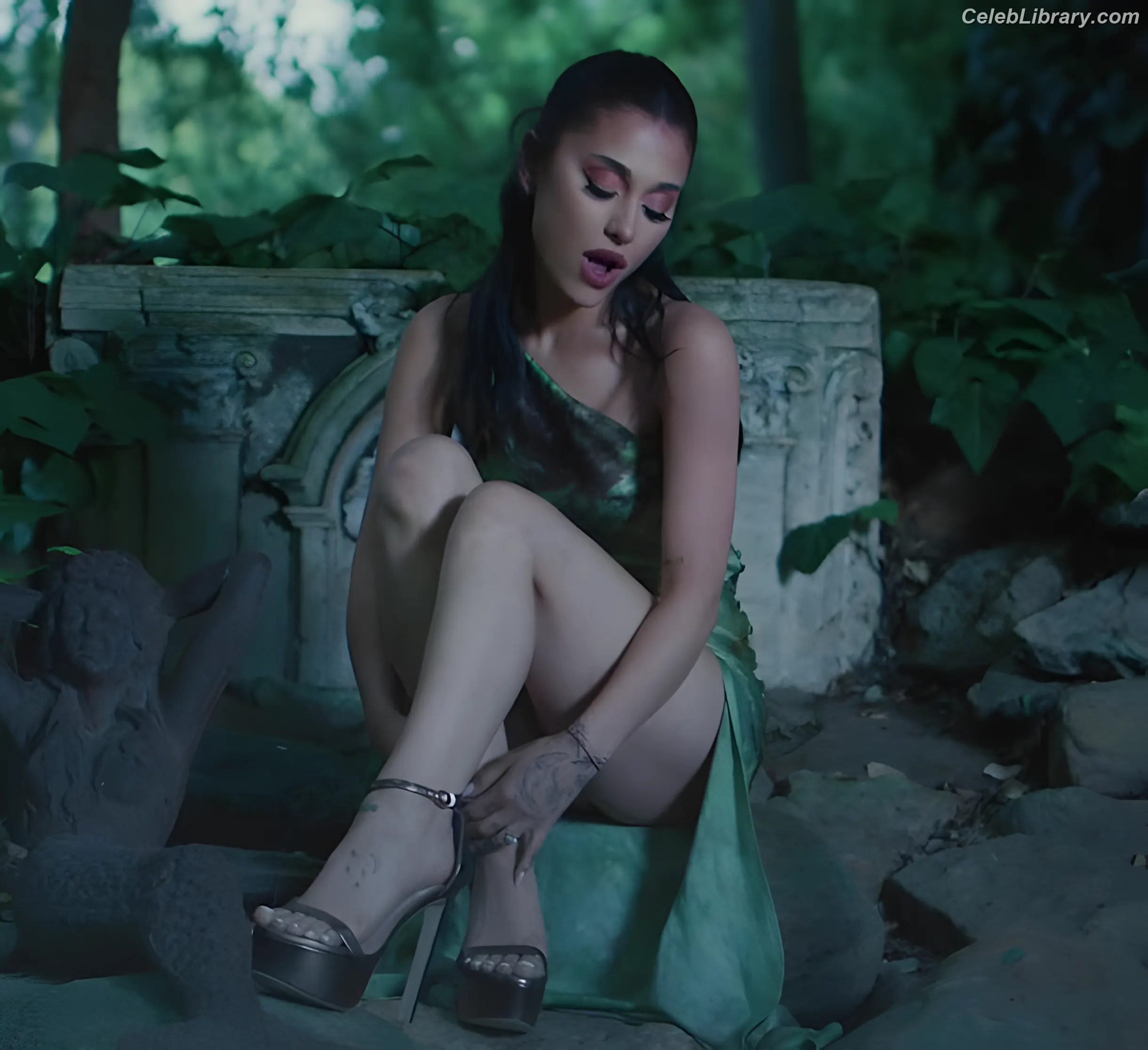 Ariana Grande photo 15 of 3117