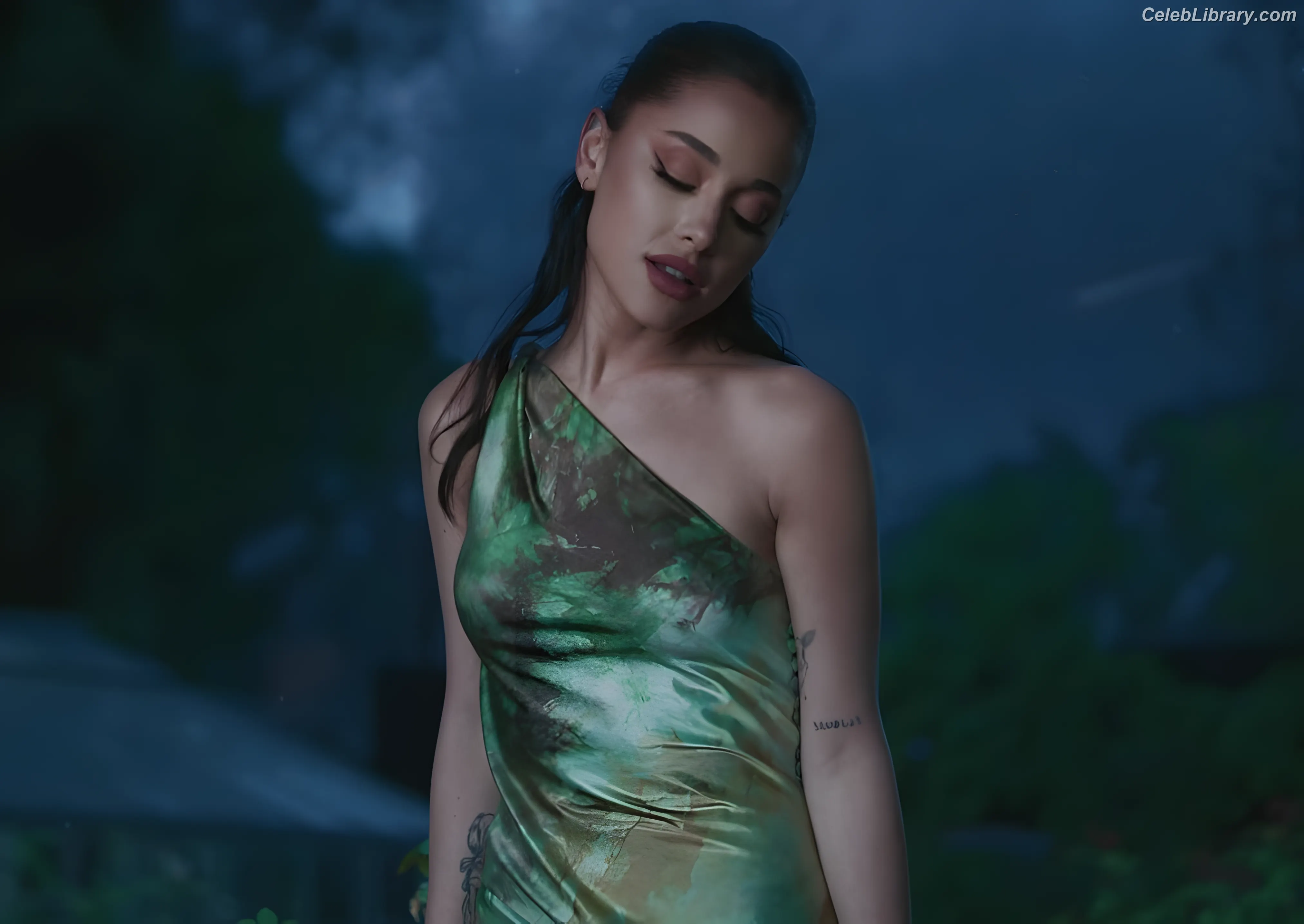 Ariana Grande photo 18 of 3117