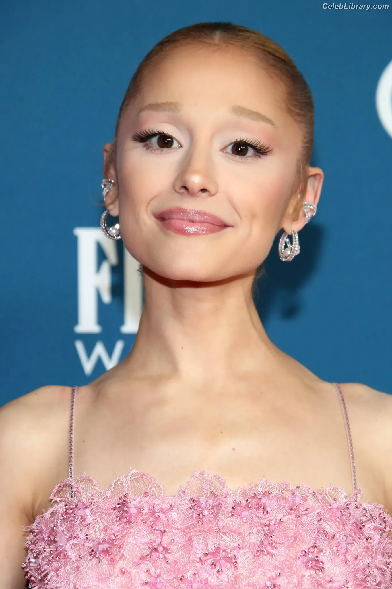 Ariana Grande photo 7 of 3117
