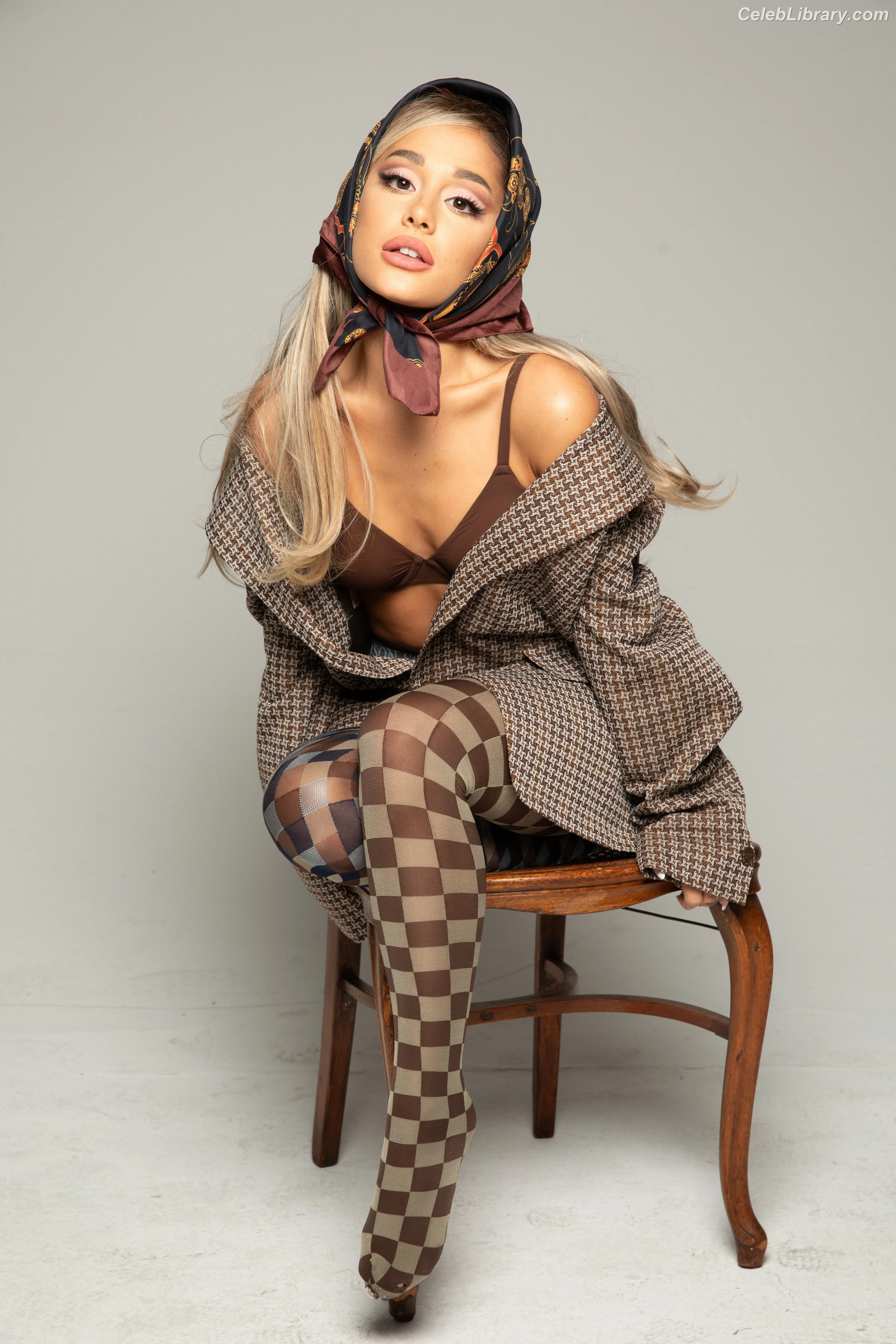 Ariana Grande photo 2 of 3117