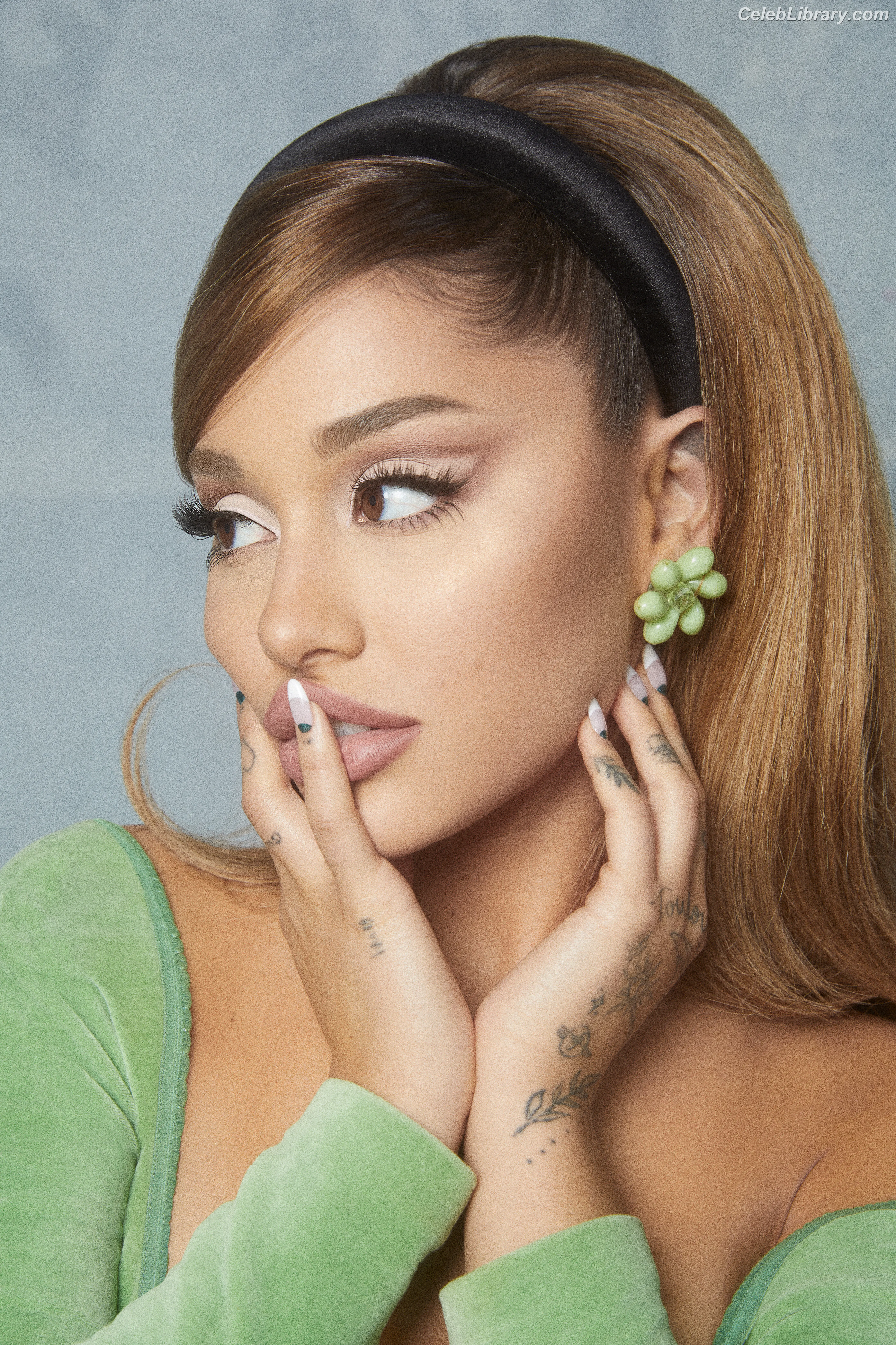 Ariana Grande photo 11 of 3117