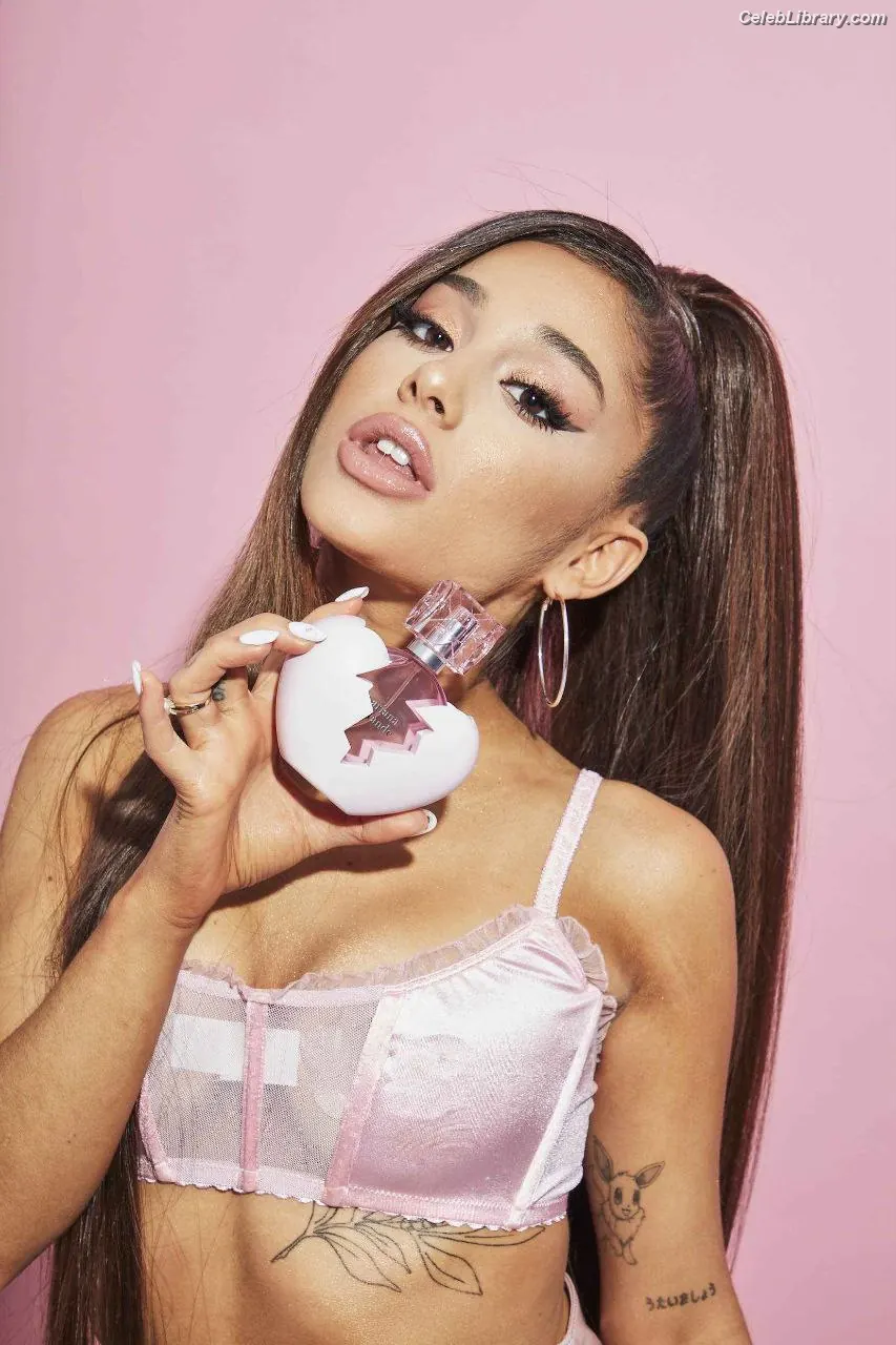Ariana Grande photo 17 of 3117