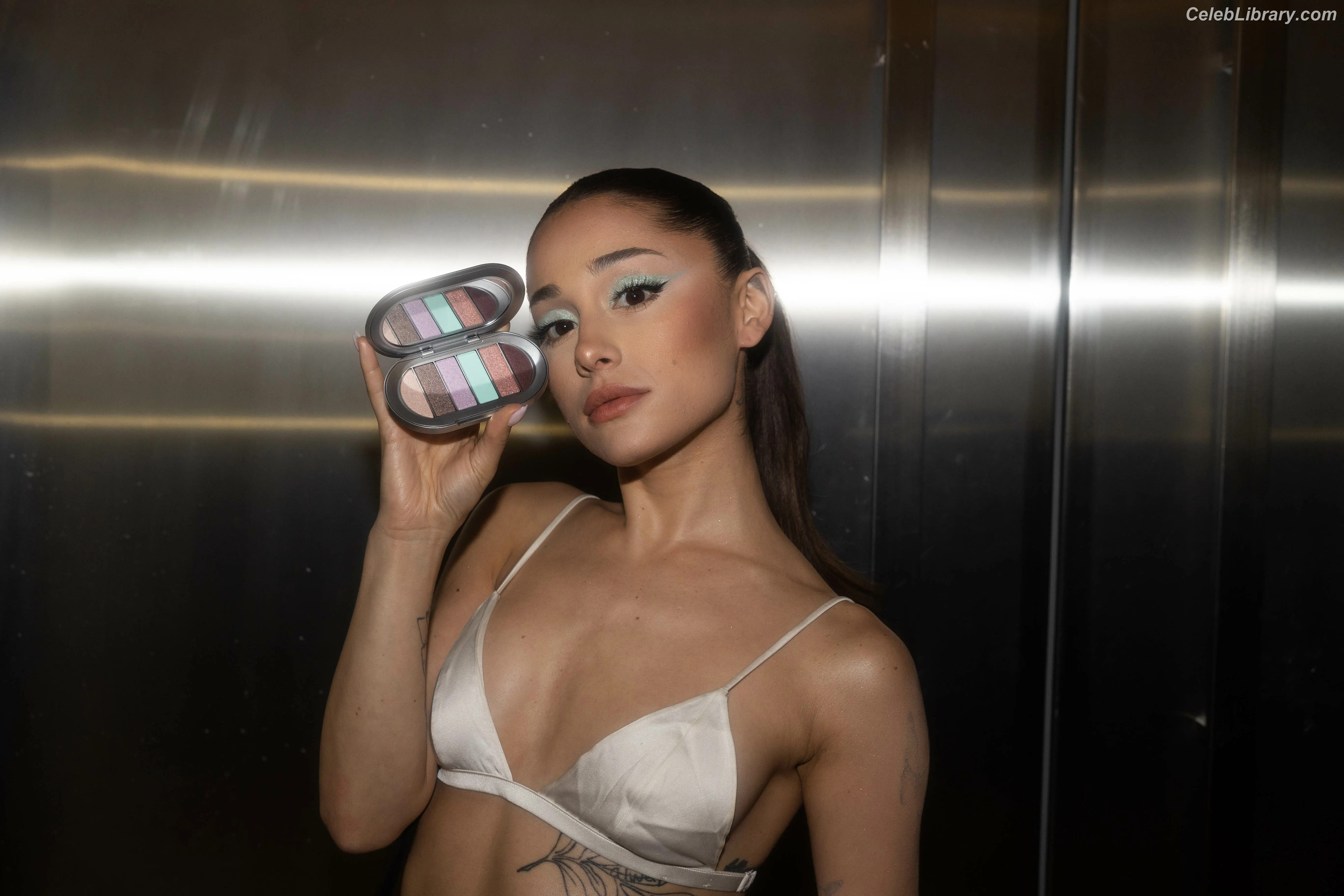 Ariana Grande photo 24 of 3117