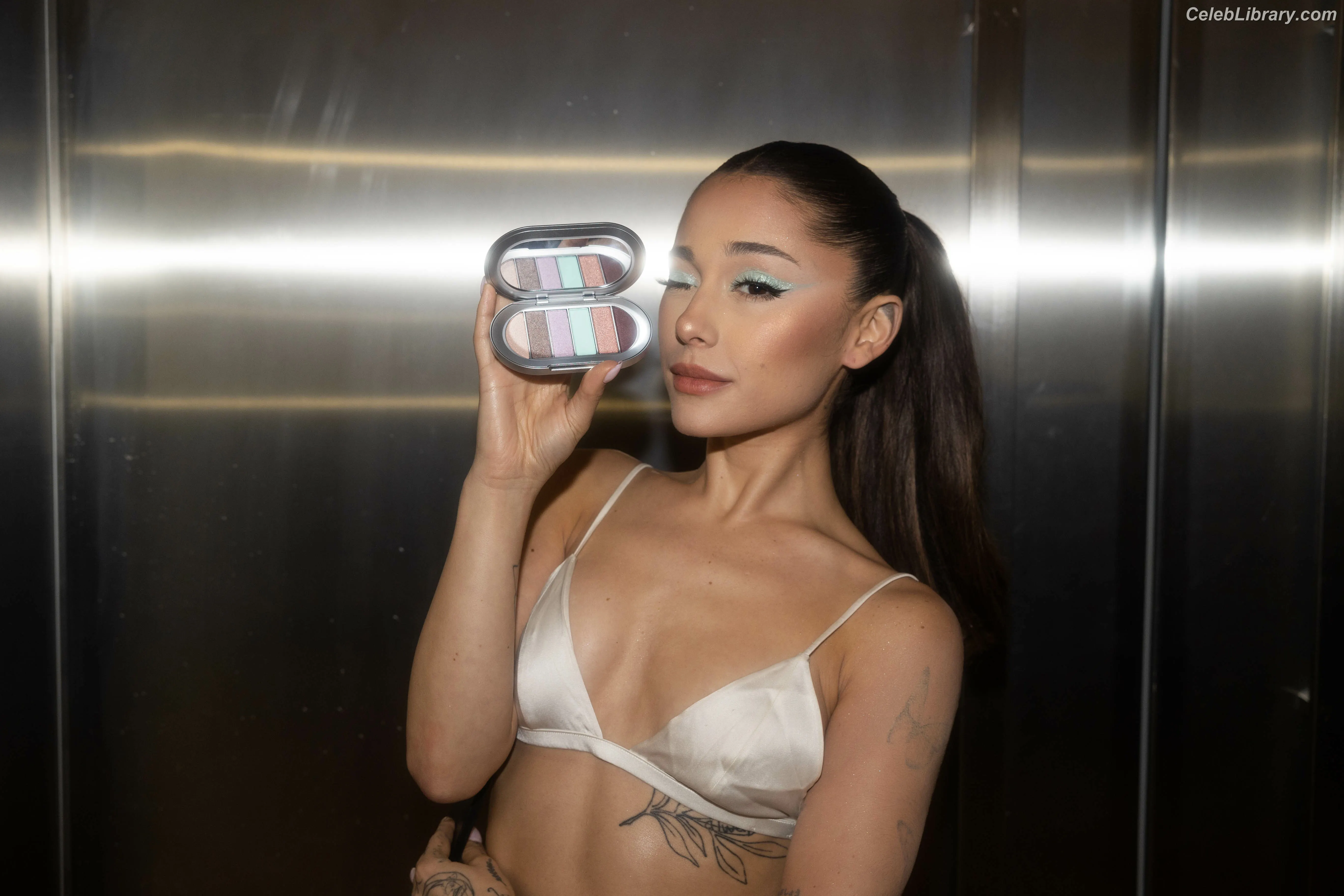 Ariana Grande photo 2 of 3117