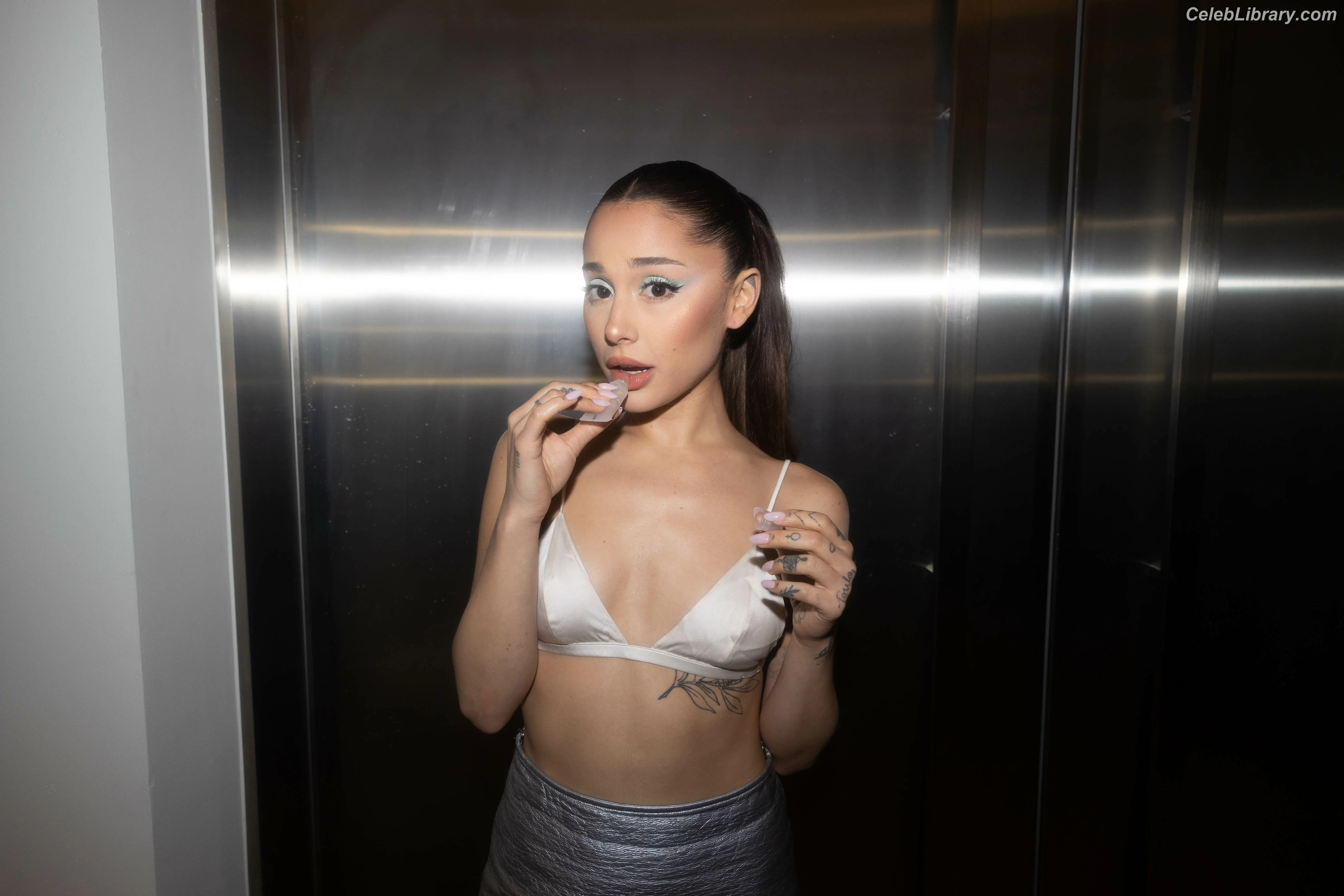 Ariana Grande photo 6 of 3117