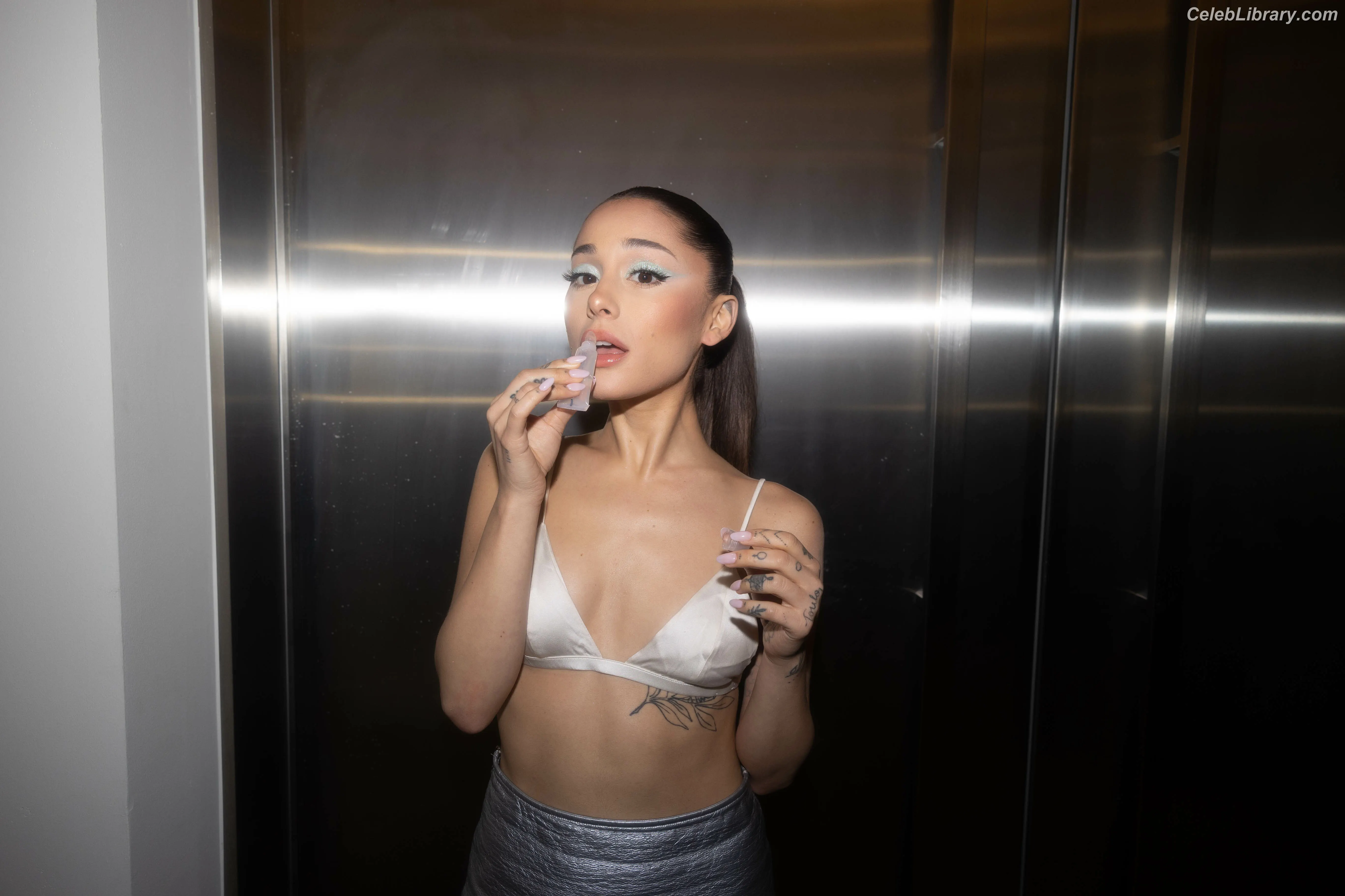 Ariana Grande photo 9 of 3117