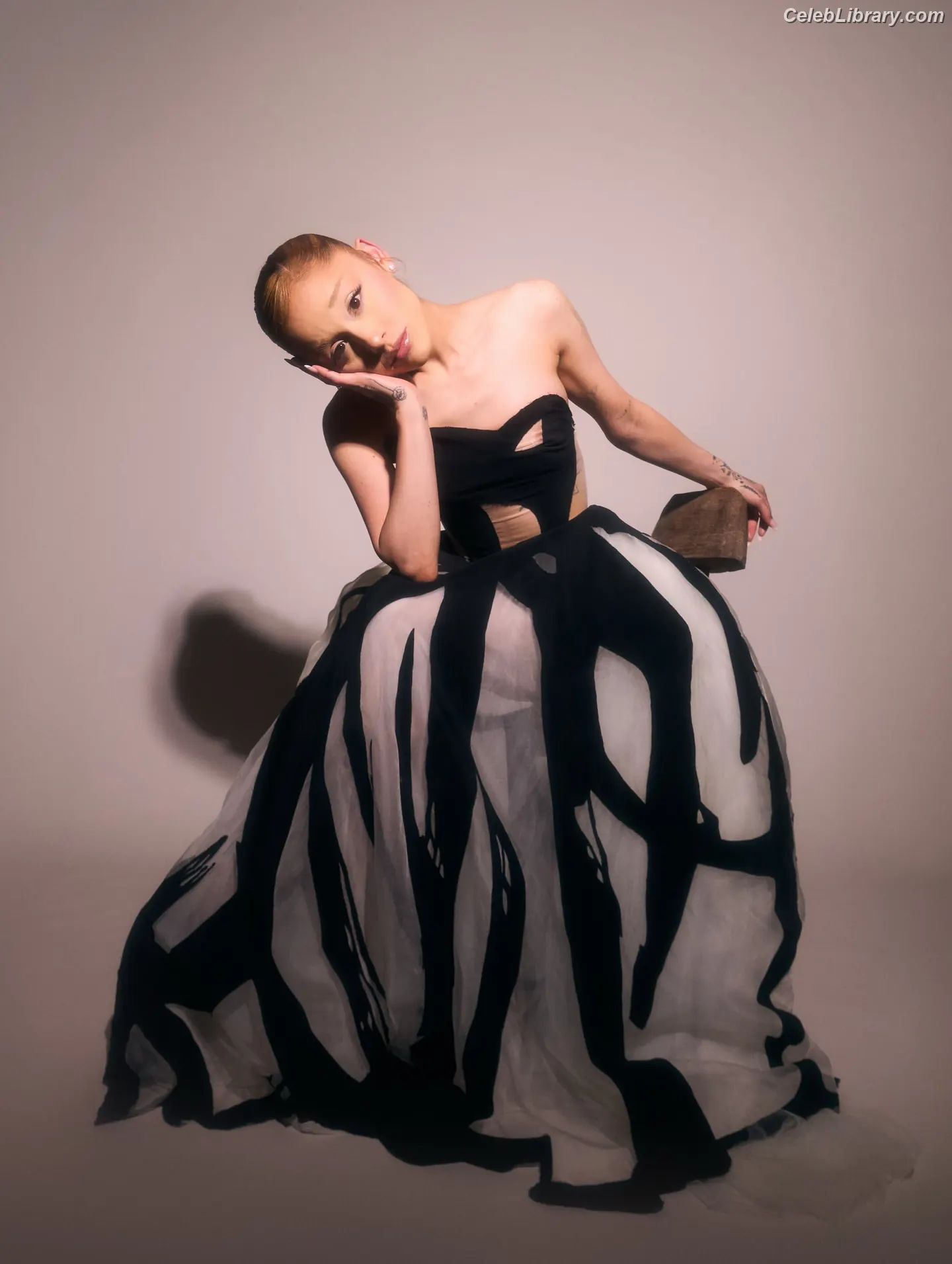 Ariana Grande photo 3 of 3117
