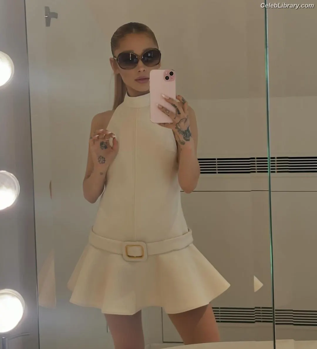 Ariana Grande photo 8 of 3117