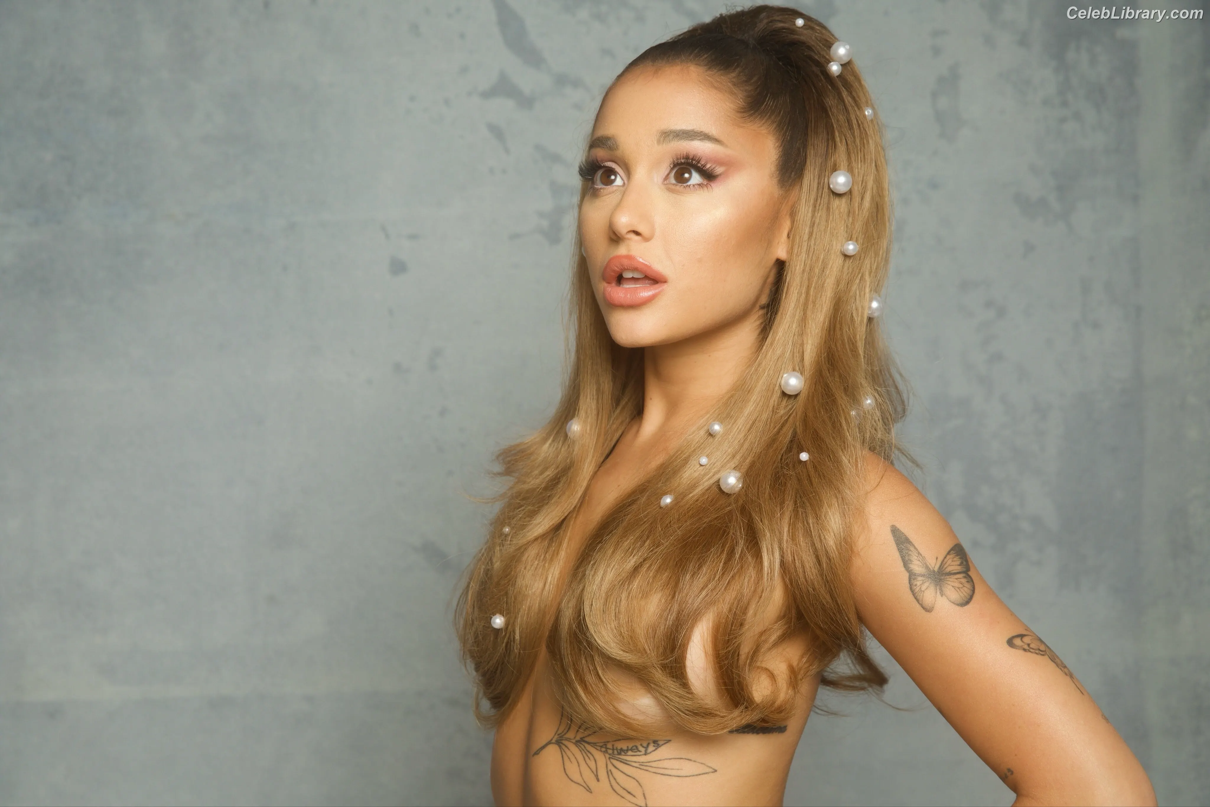 Ariana Grande photo 1 of 3117
