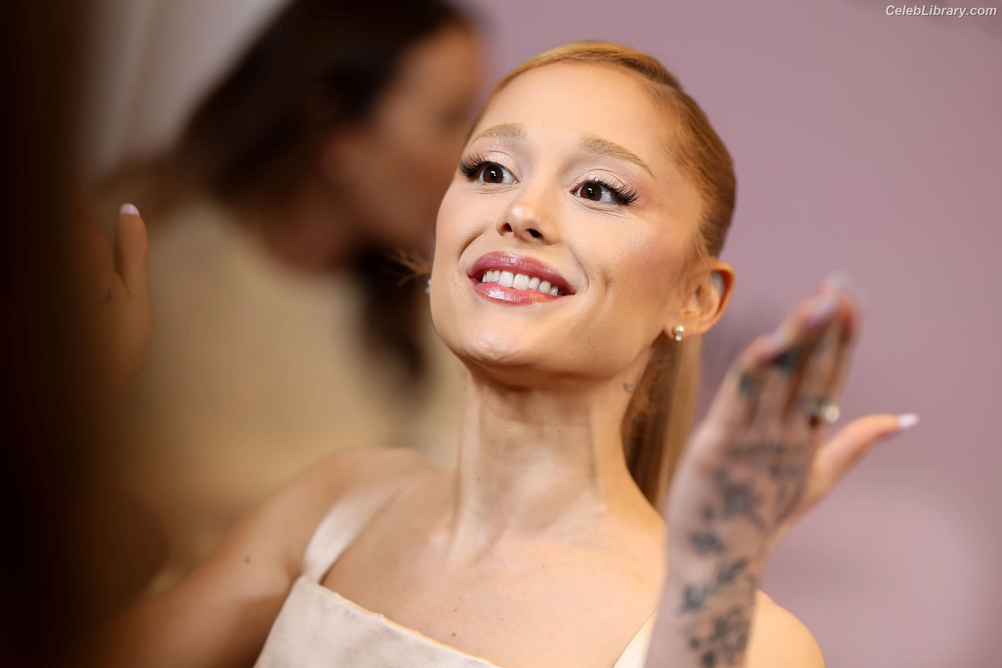 Ariana Grande photo 3 of 3117