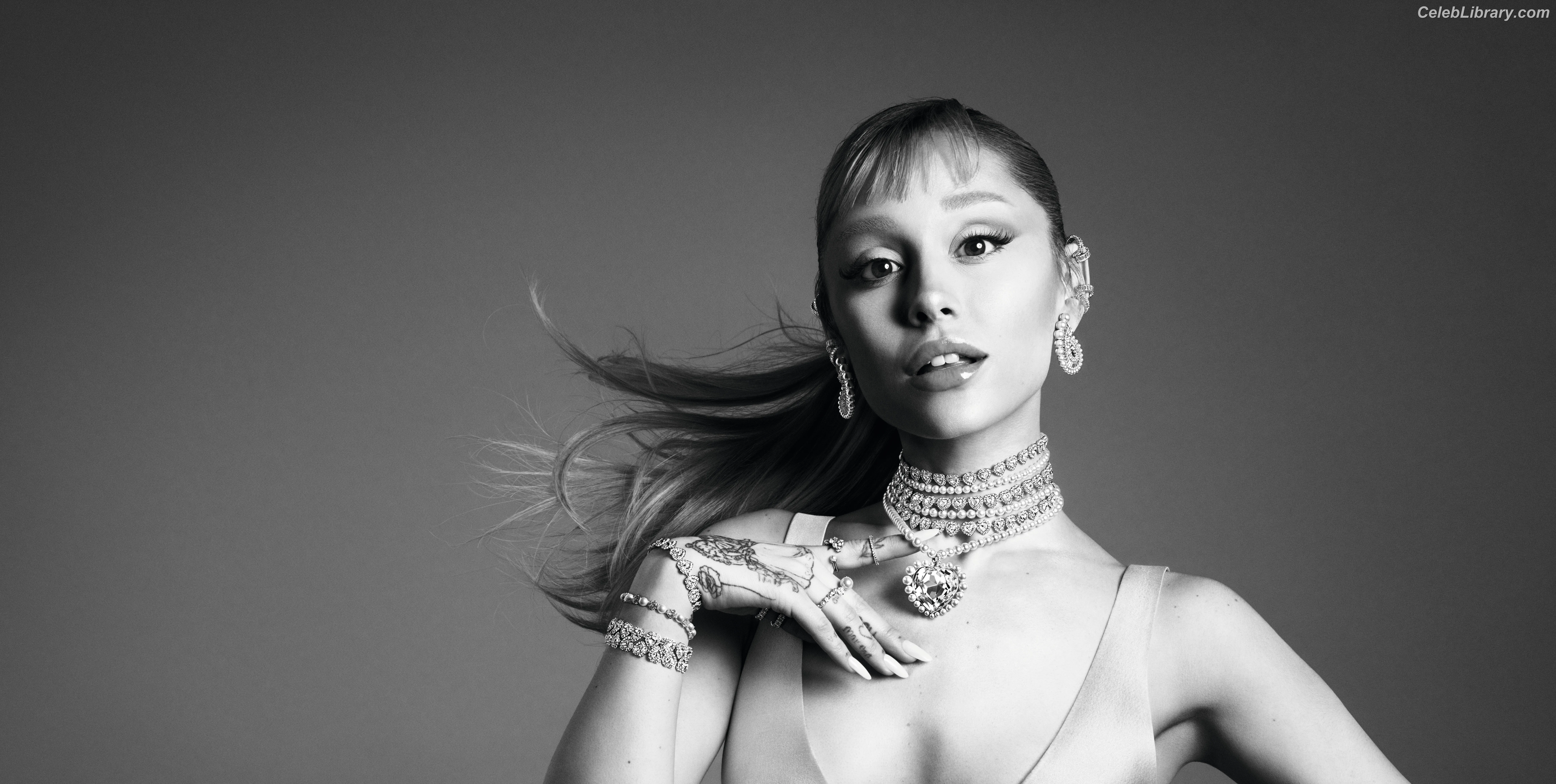 Ariana Grande photo 6 of 3117