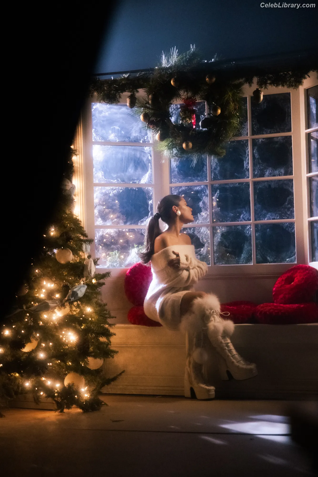 Ariana Grande photo 21 of 3117